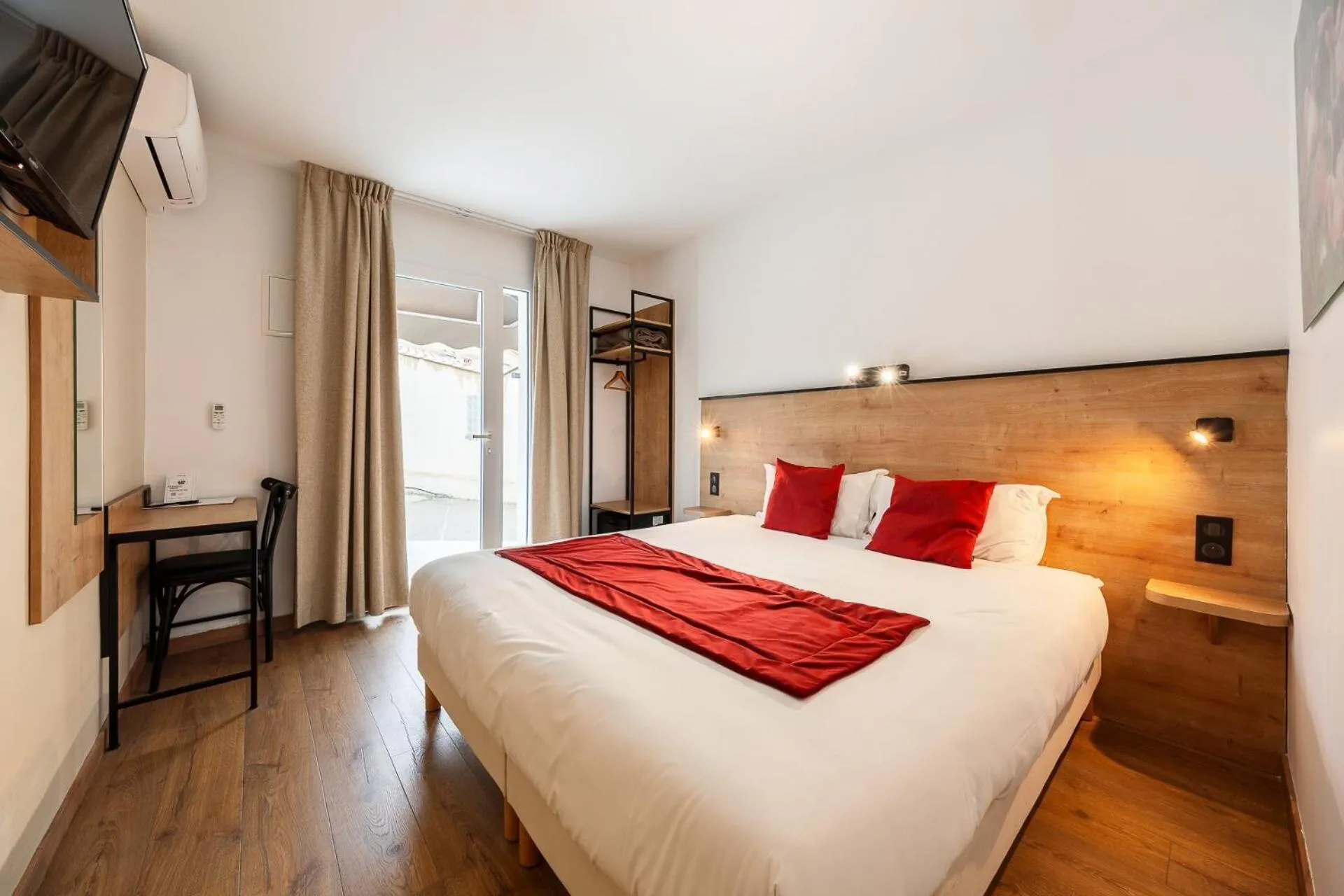 TV and multimedia, Bed in The Originals City, Hôtel Azur, Fos-sur-Mer