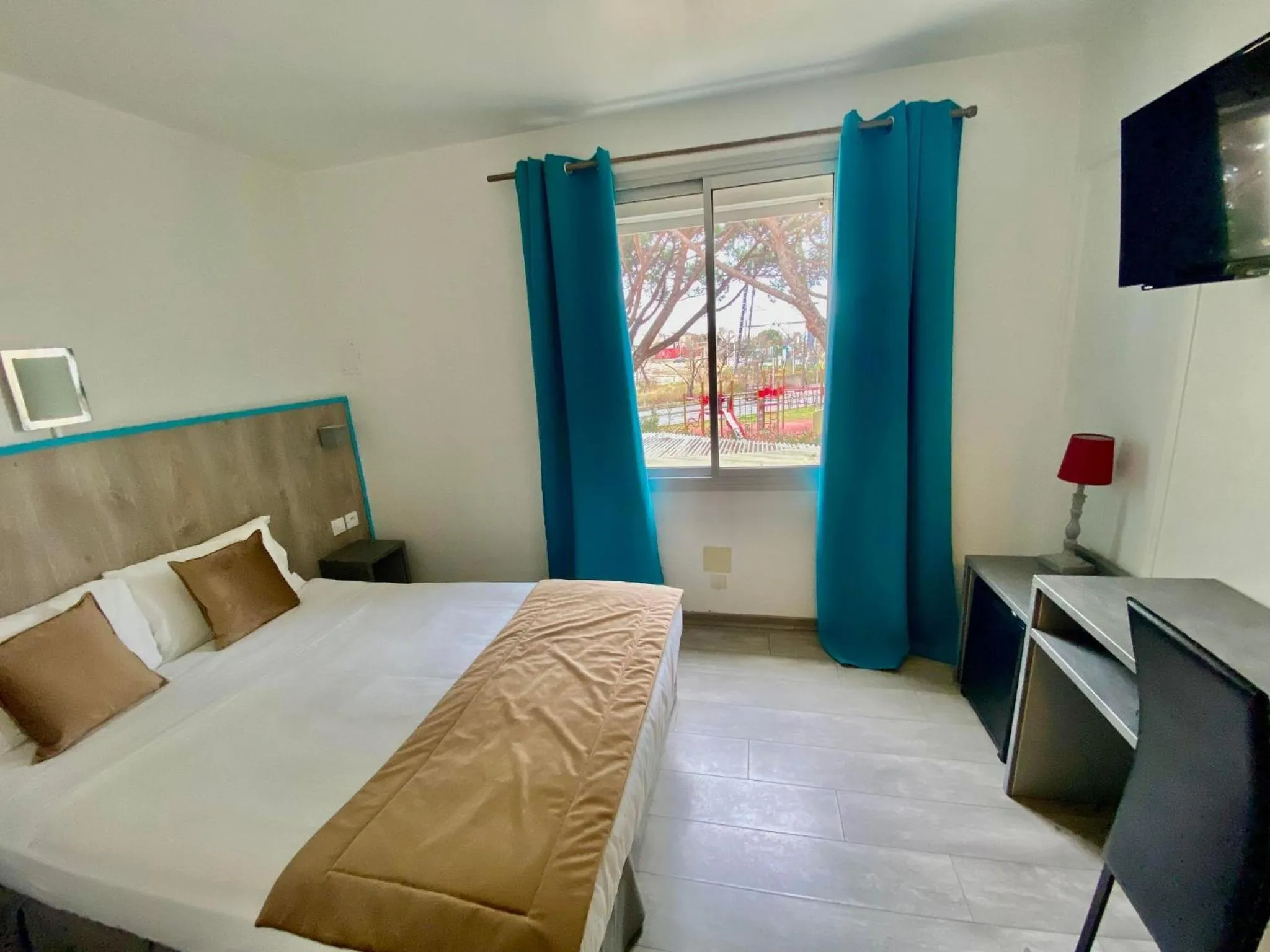 TV and multimedia, Bed in The Originals City, Hôtel Azur, Fos-sur-Mer