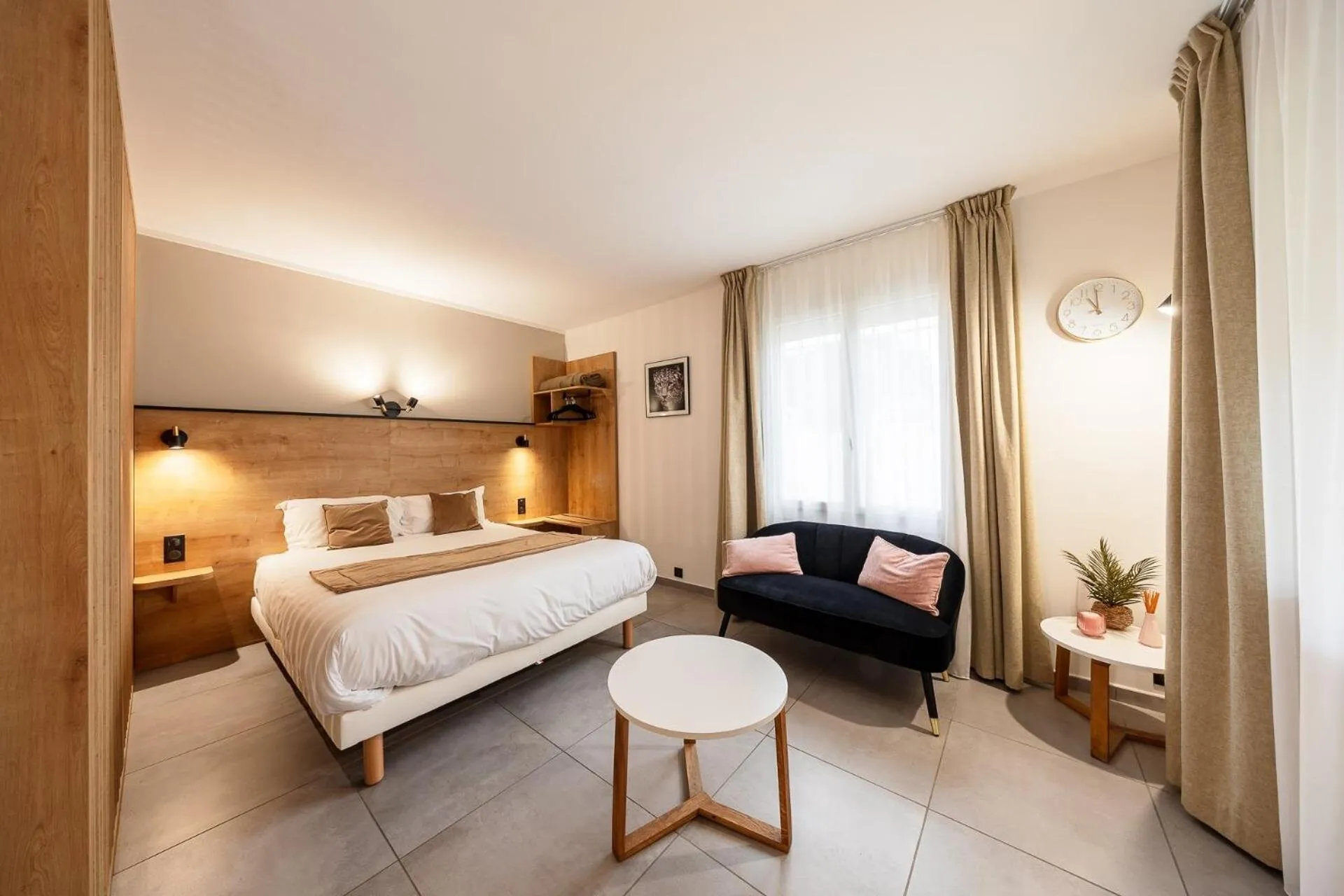 TV and multimedia, Bed in The Originals City, Hôtel Azur, Fos-sur-Mer