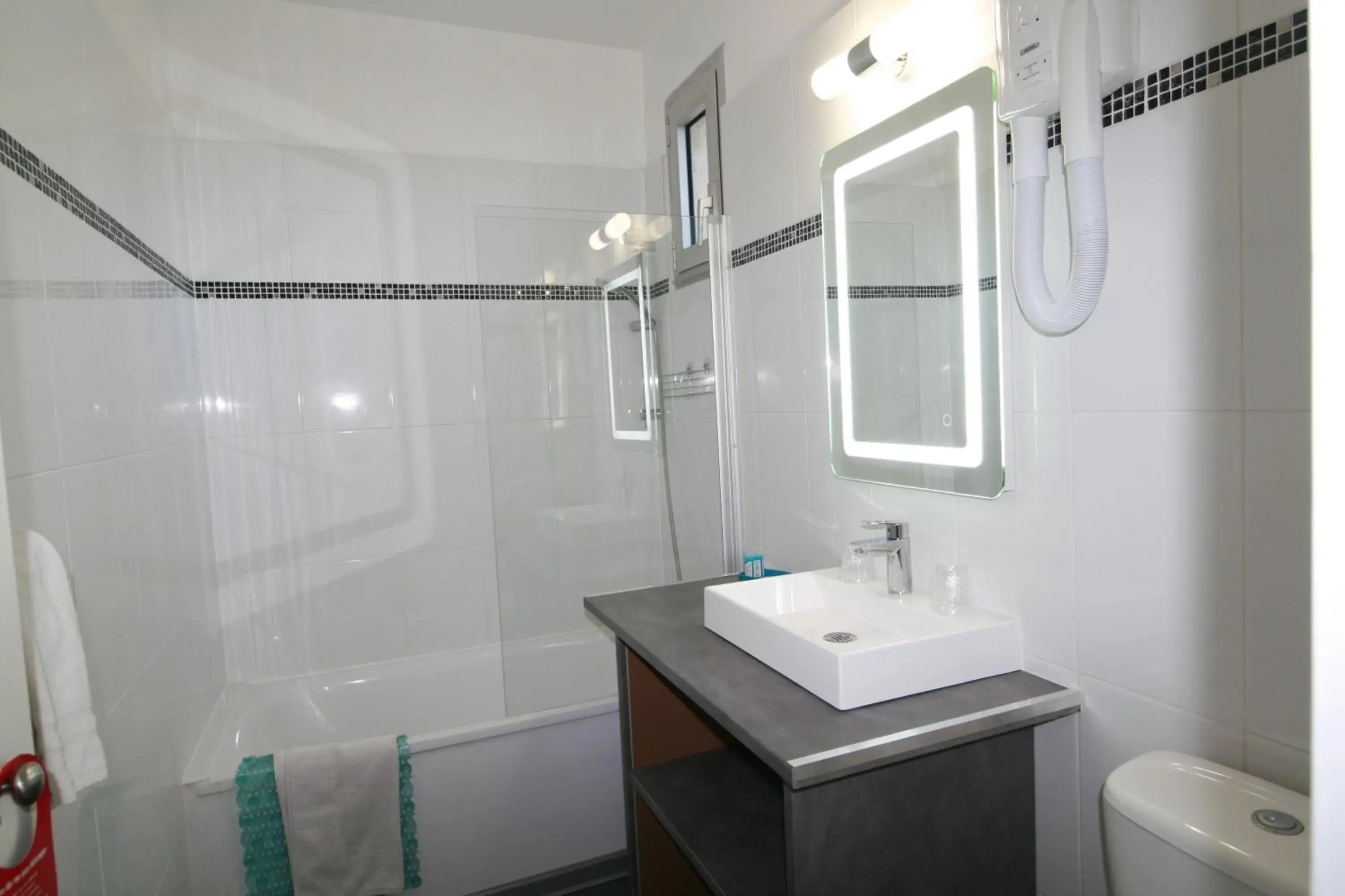 Comfort Double Room in The Originals City, Hôtel Azur, Fos-sur-Mer Comfort Double Room in The Originals City, Hôtel Azur, Fos-sur-Mer