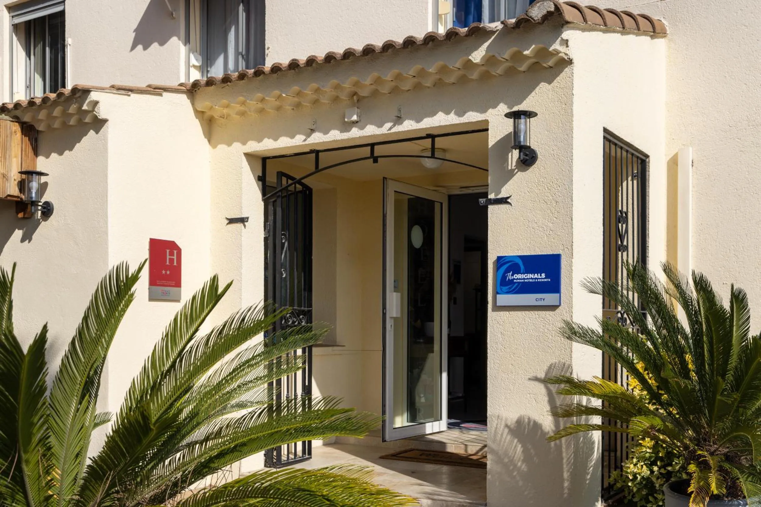 Facade/entrance in The Originals City, Hôtel Azur, Fos-sur-Mer