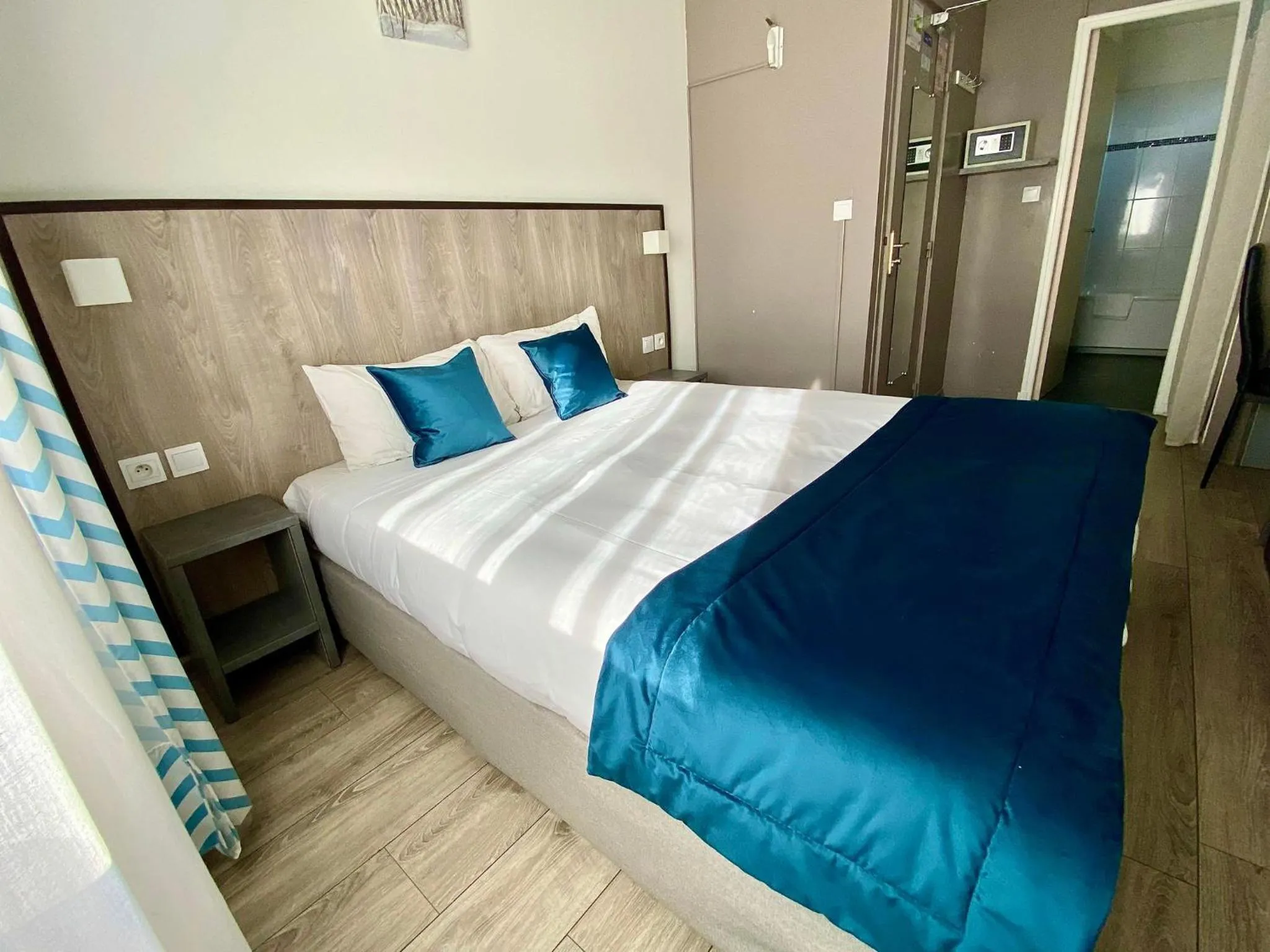 TV and multimedia, Bed in The Originals City, Hôtel Azur, Fos-sur-Mer