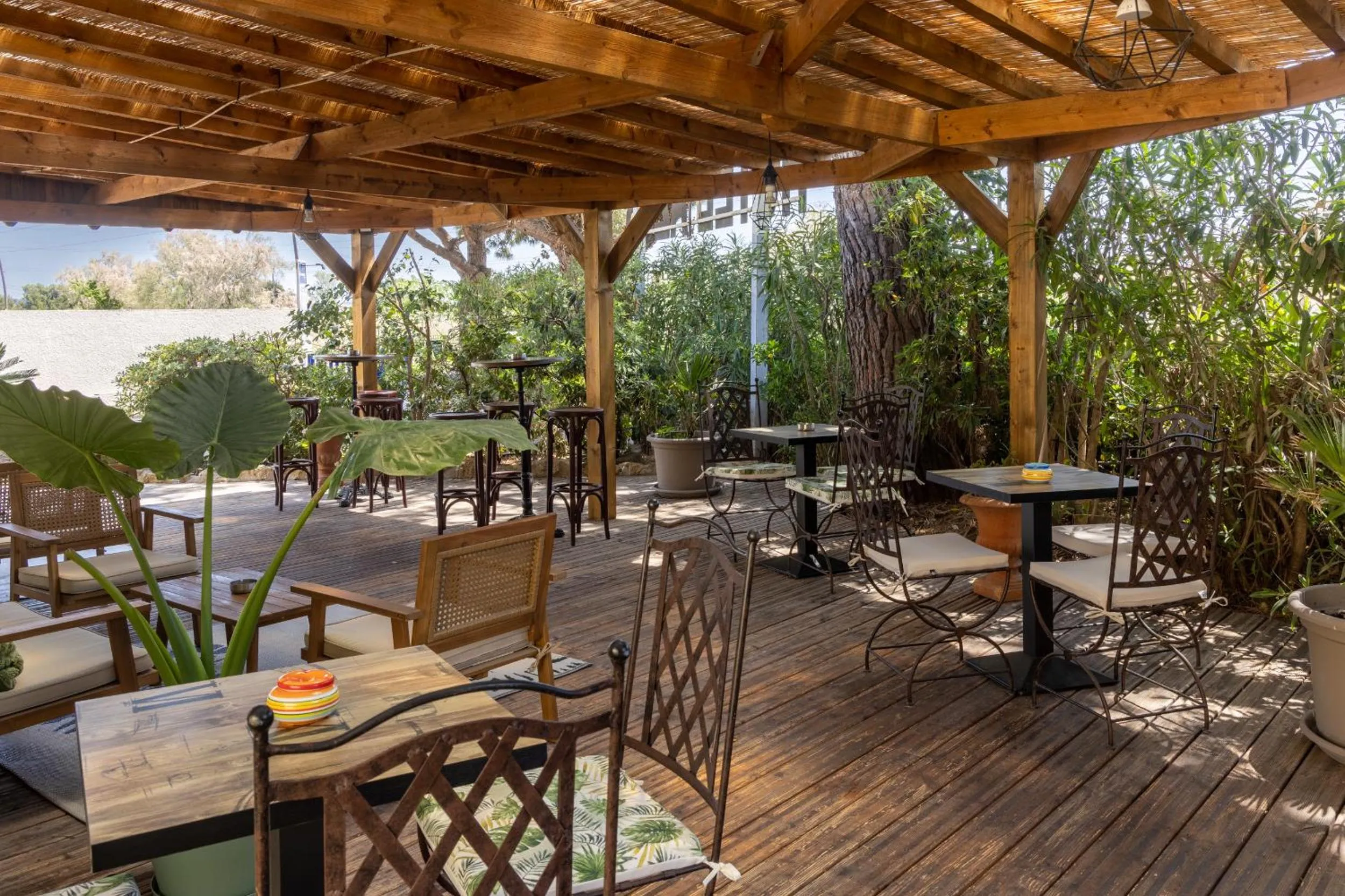 Patio in The Originals City, Hôtel Azur, Fos-sur-Mer