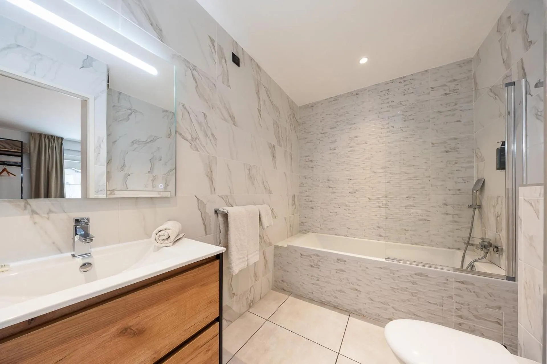 Bathroom in The Originals City, Hôtel Azur, Fos-sur-Mer