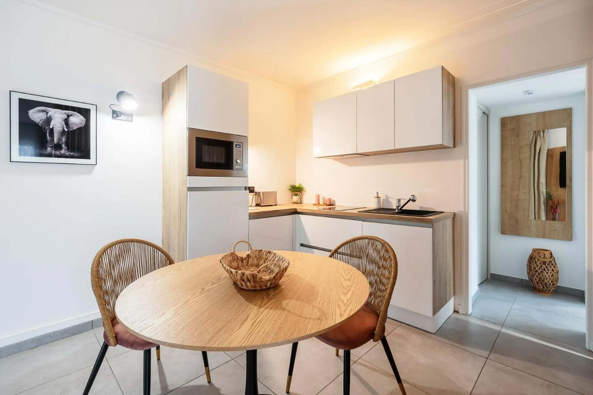 Kitchen or kitchenette in The Originals City, Hôtel Azur, Fos-sur-Mer