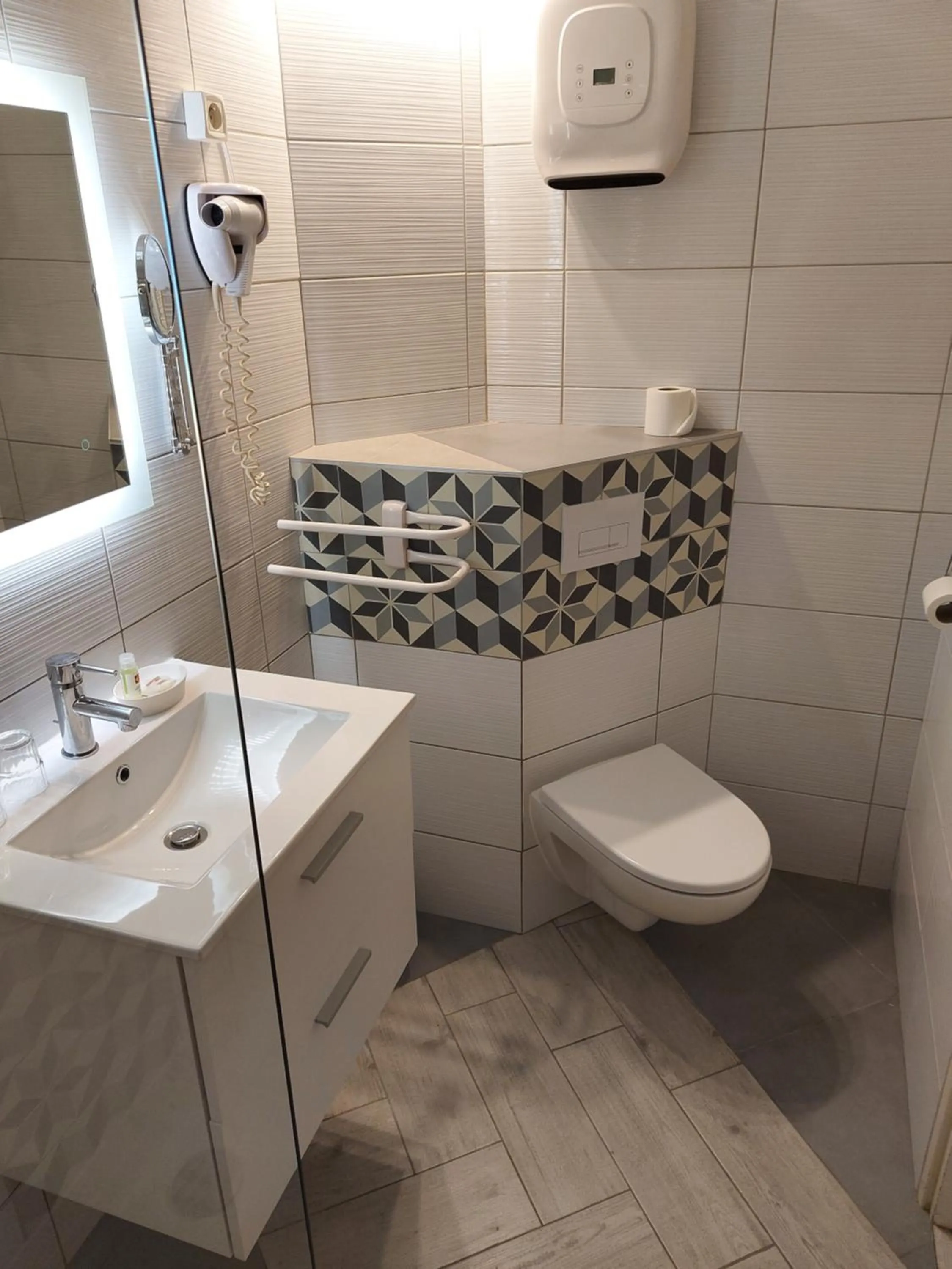 Shower in The Originals City, Hôtel Azur, Fos-sur-Mer