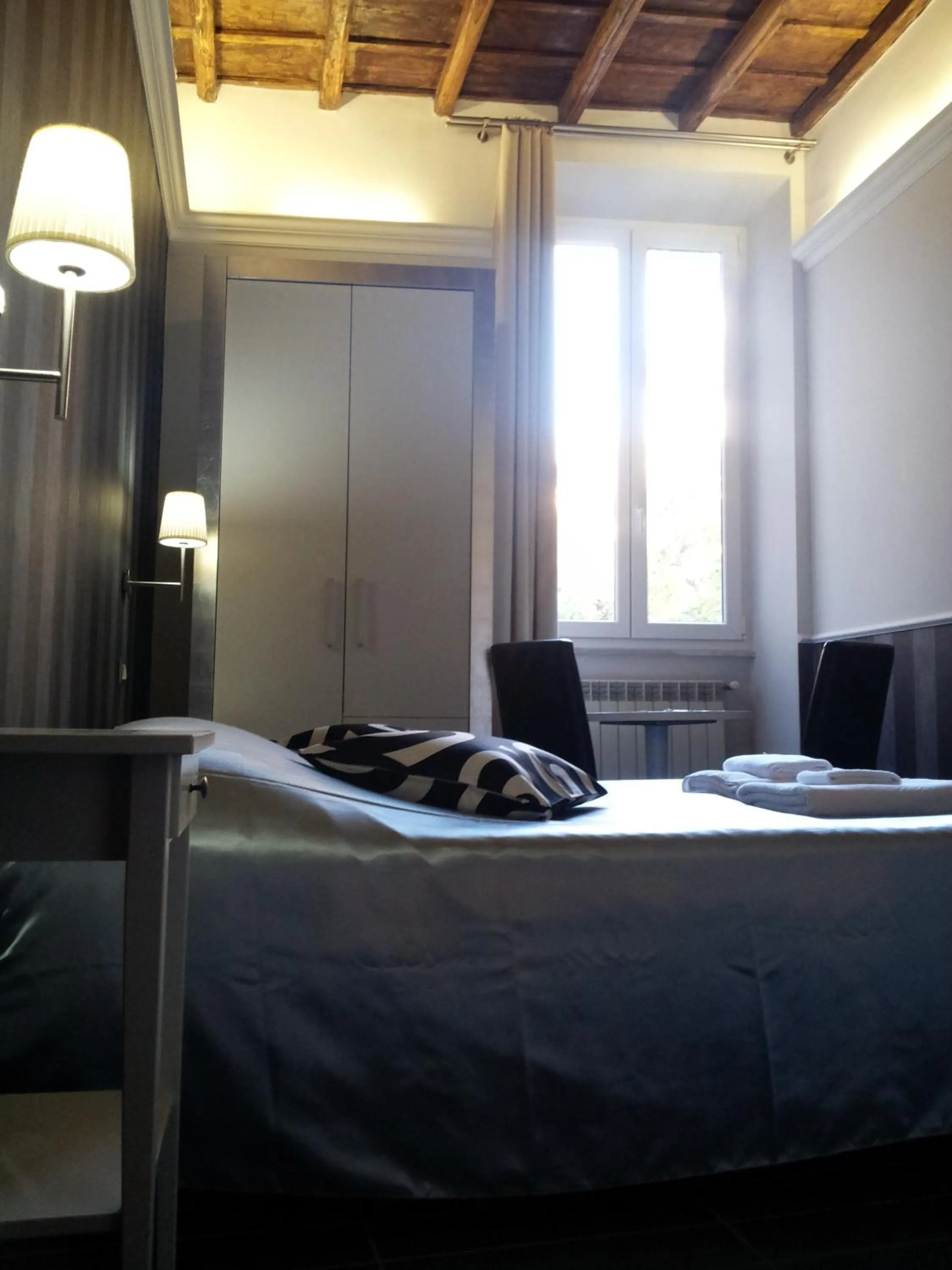 Photo of the whole room, Bed in Navona Nice Room