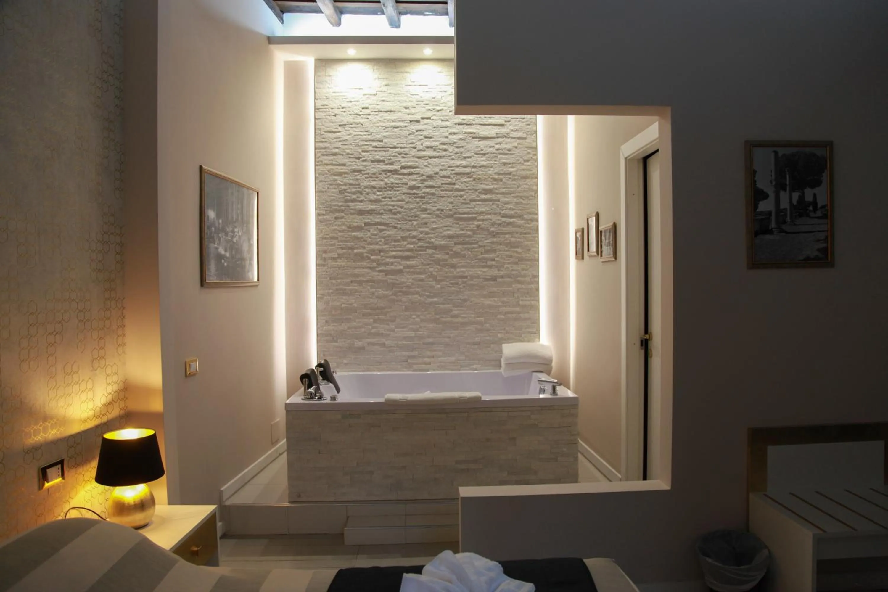 Hot Tub in Navona Nice Room