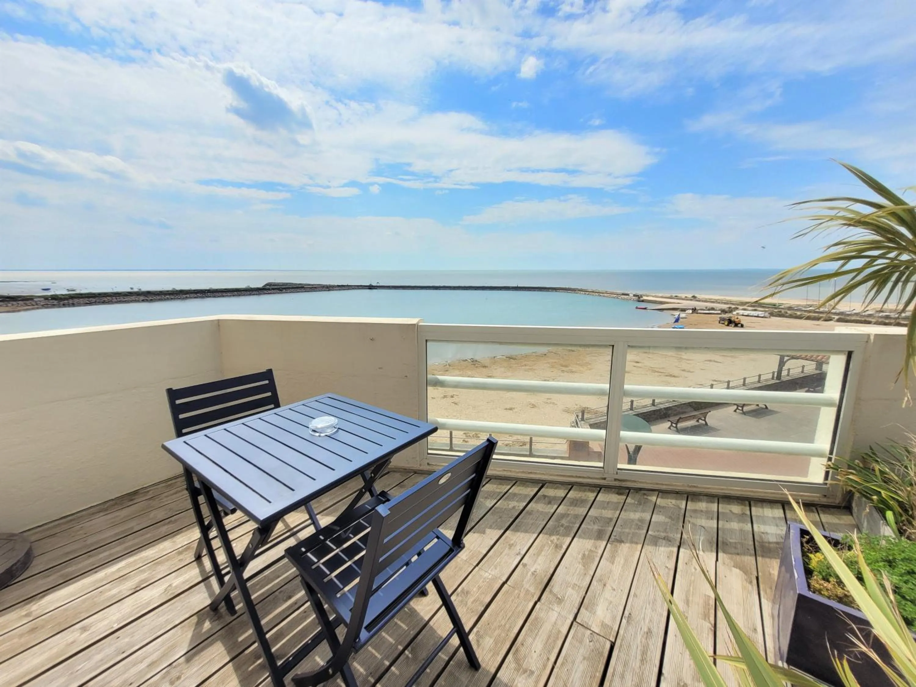 Balcony/Terrace in Hôtel de charme & SPA Le Grand Large