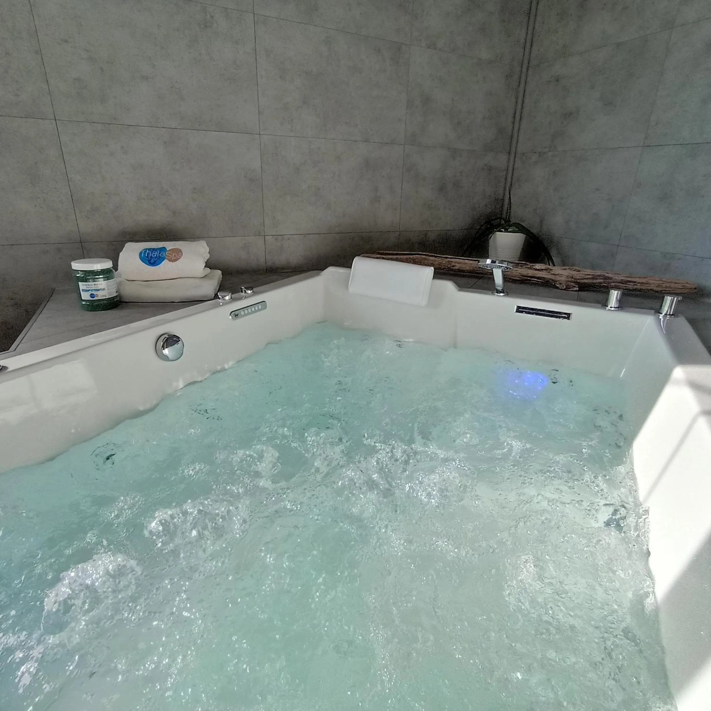 Spa and wellness centre/facilities in Hôtel de charme & SPA Le Grand Large