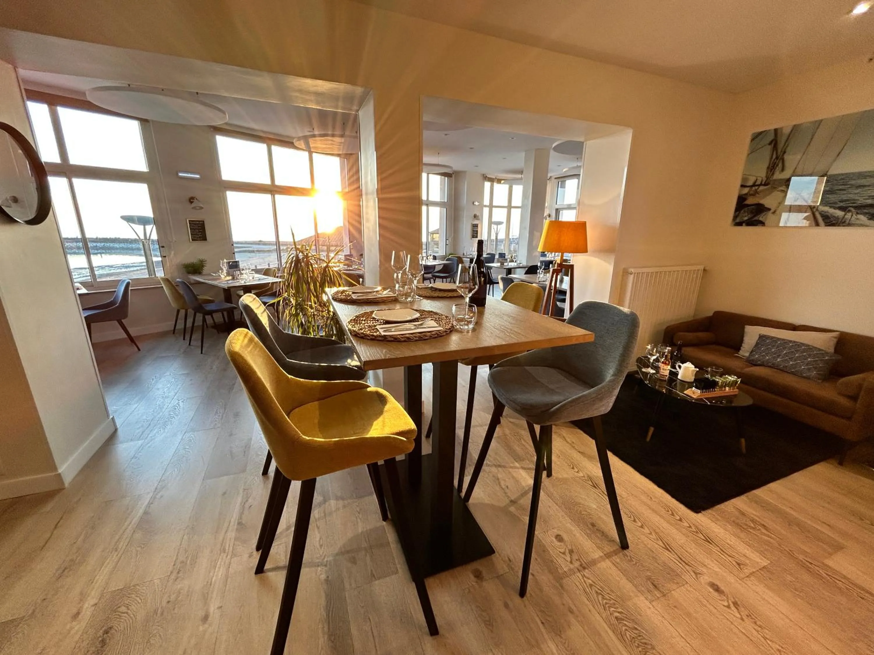 Lounge or bar in Hôtel de charme & SPA Le Grand Large