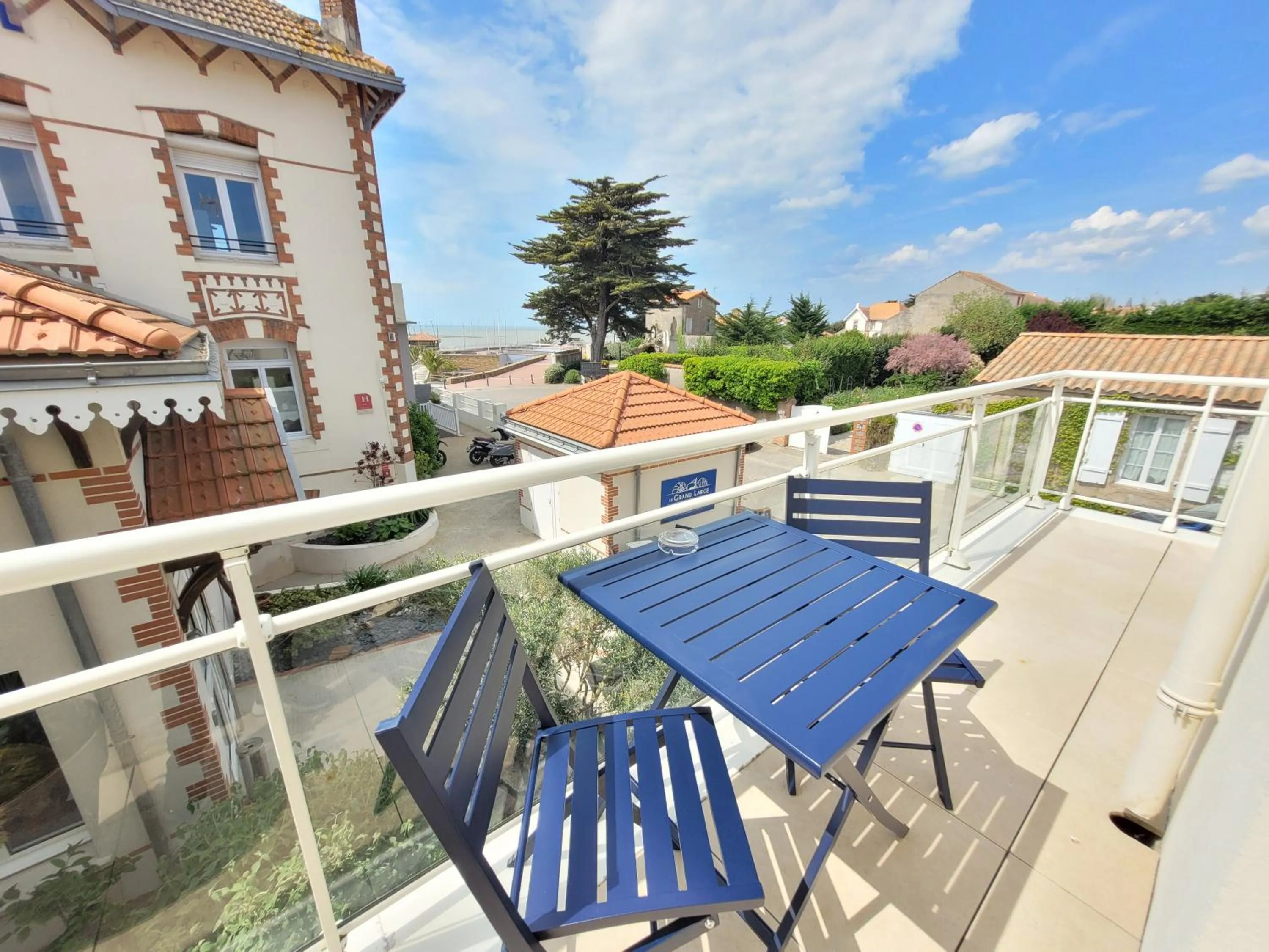 Balcony/Terrace in Hôtel de charme & SPA Le Grand Large