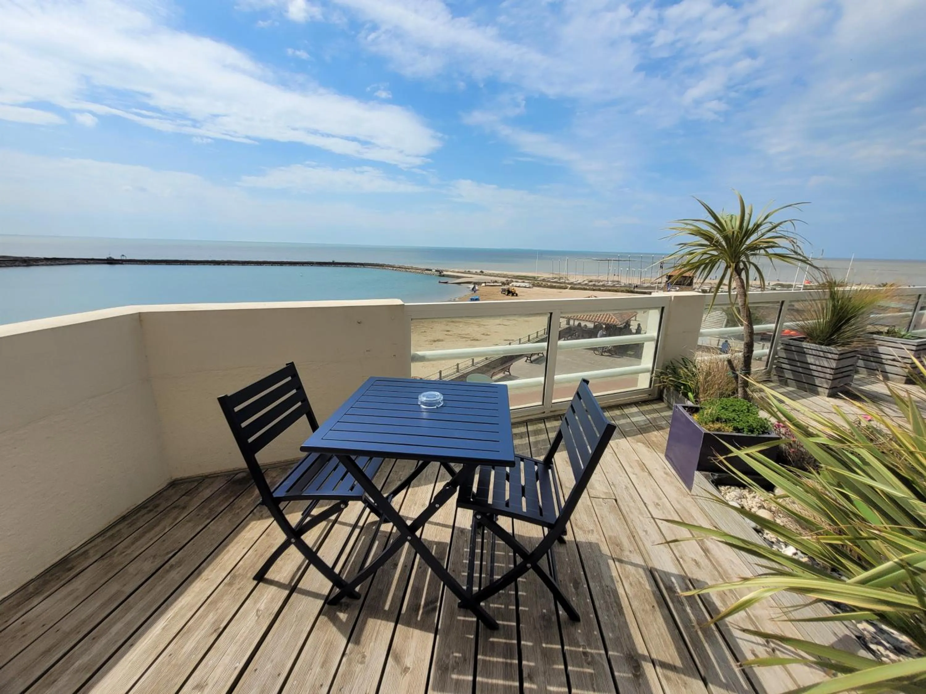 Balcony/Terrace in Hôtel de charme & SPA Le Grand Large