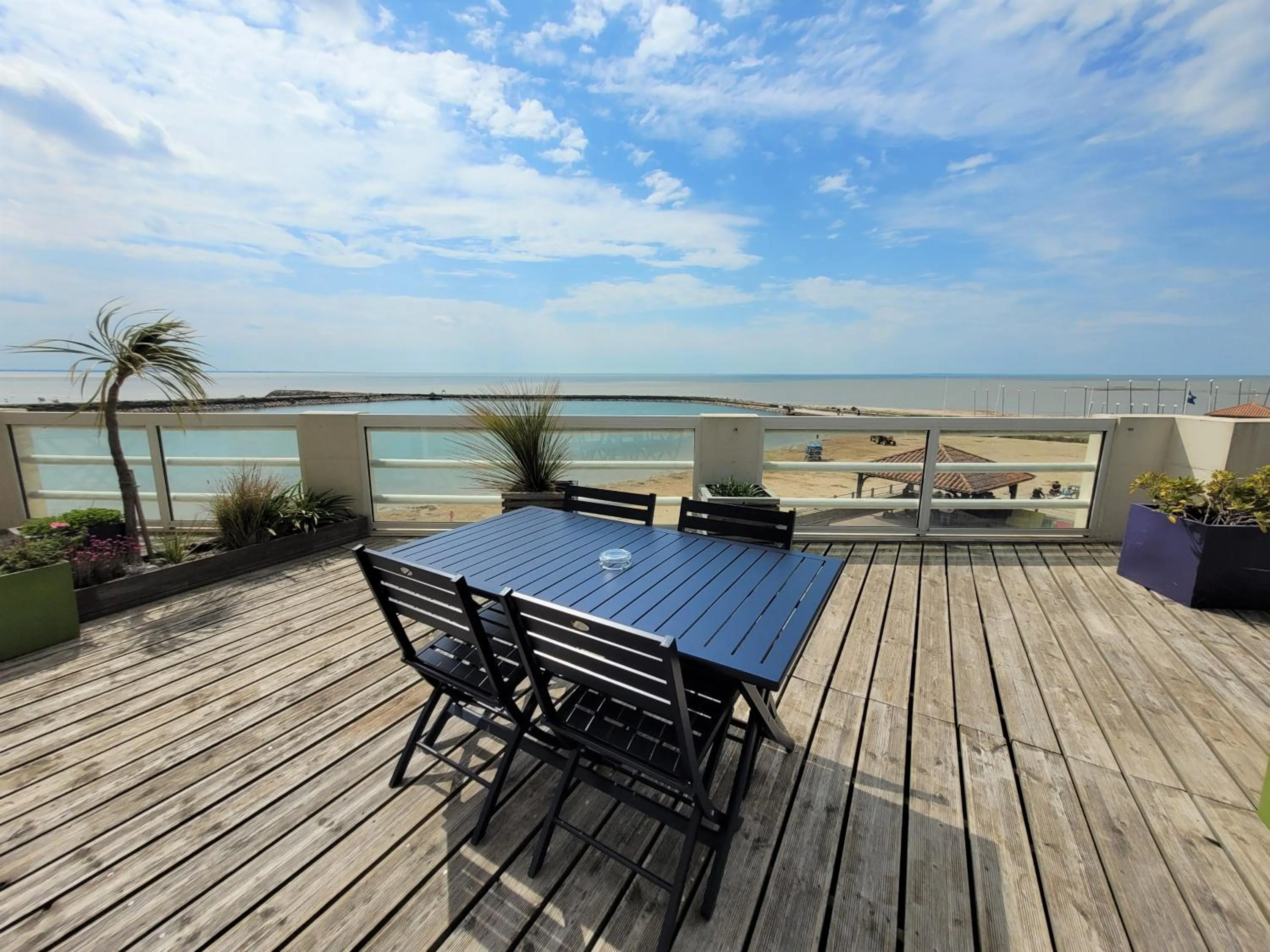 Balcony/Terrace in Hôtel de charme & SPA Le Grand Large