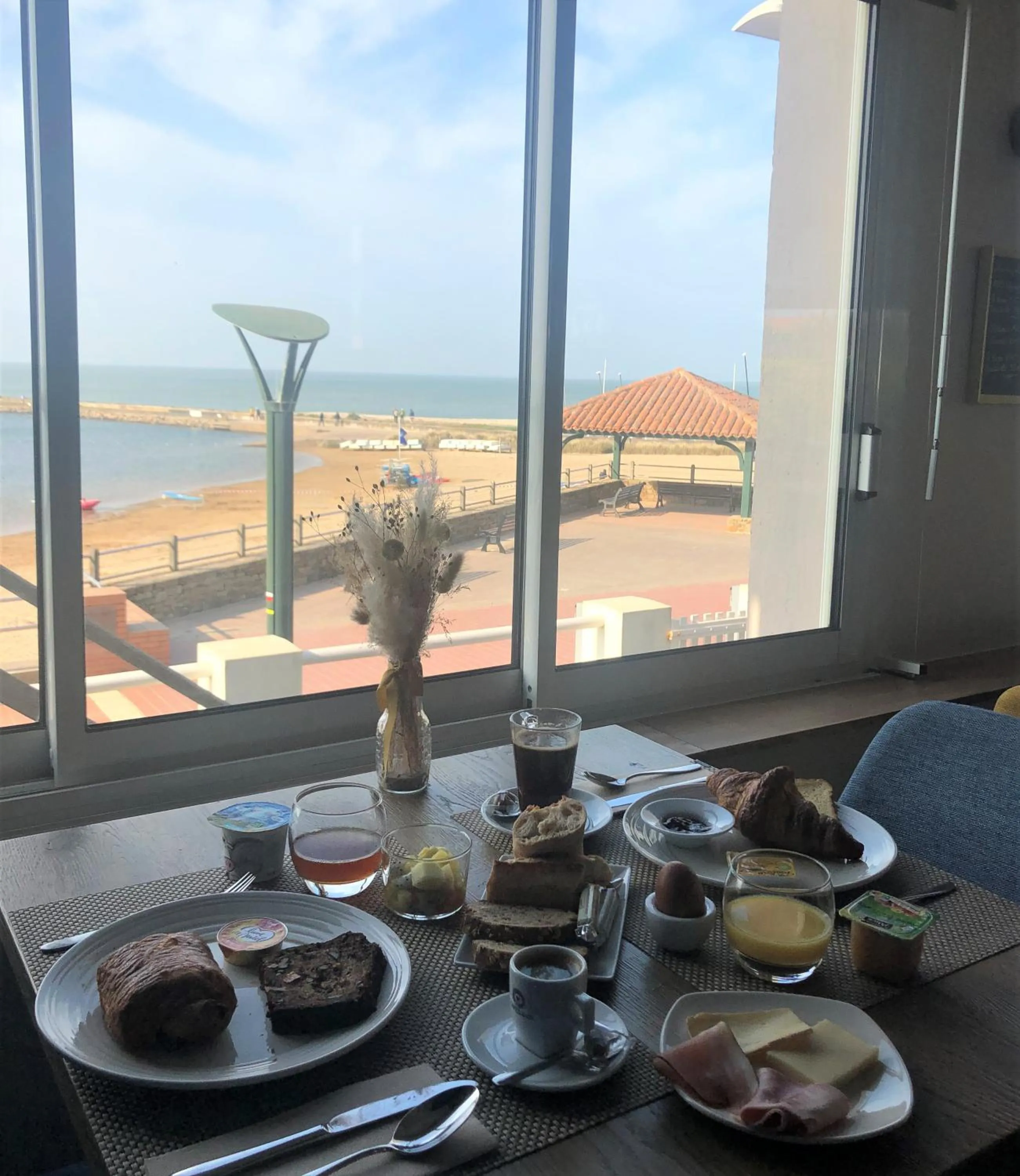 Breakfast in Hôtel de charme & SPA Le Grand Large