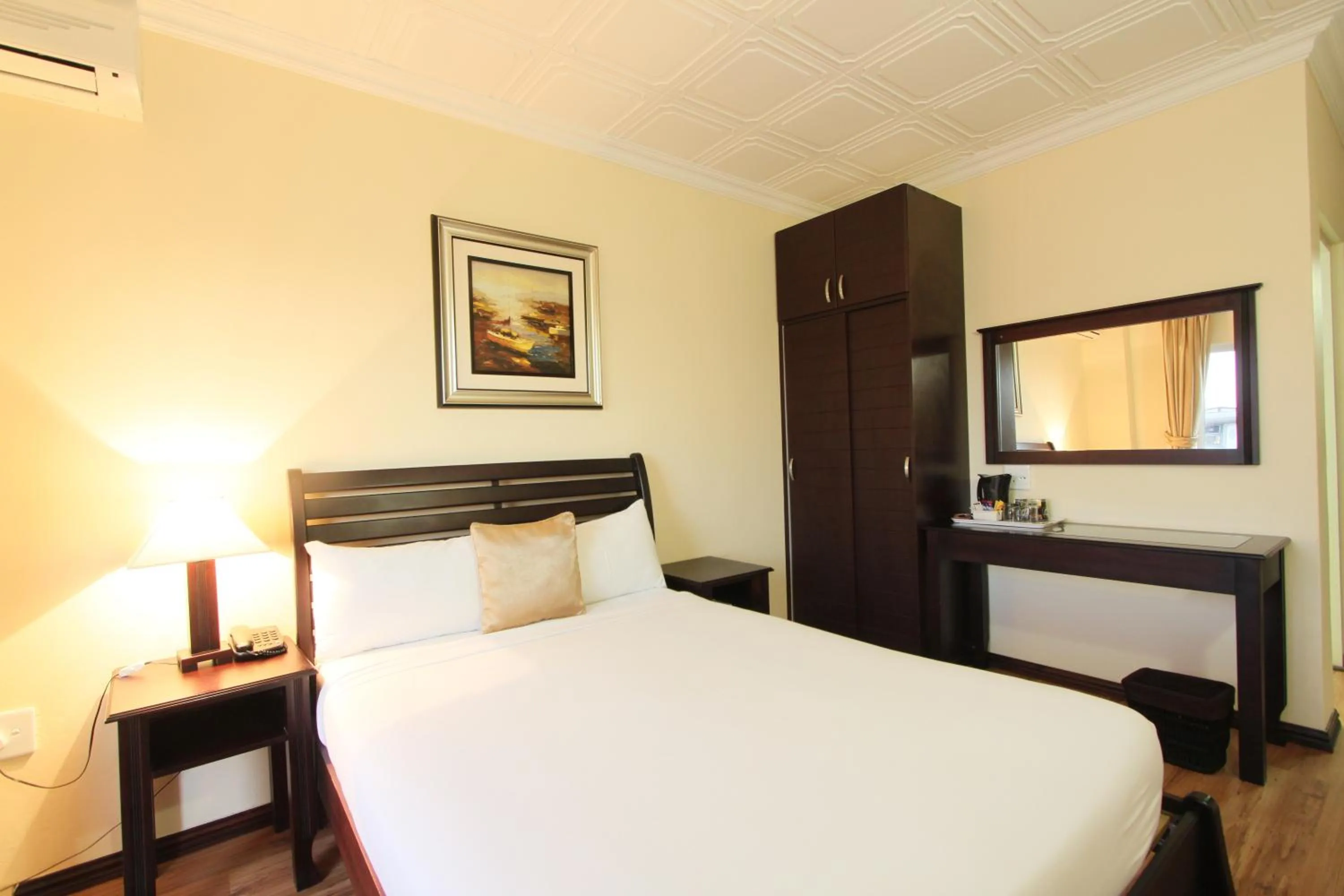 Photo of the whole room, Bed in Regal Inn Ballito