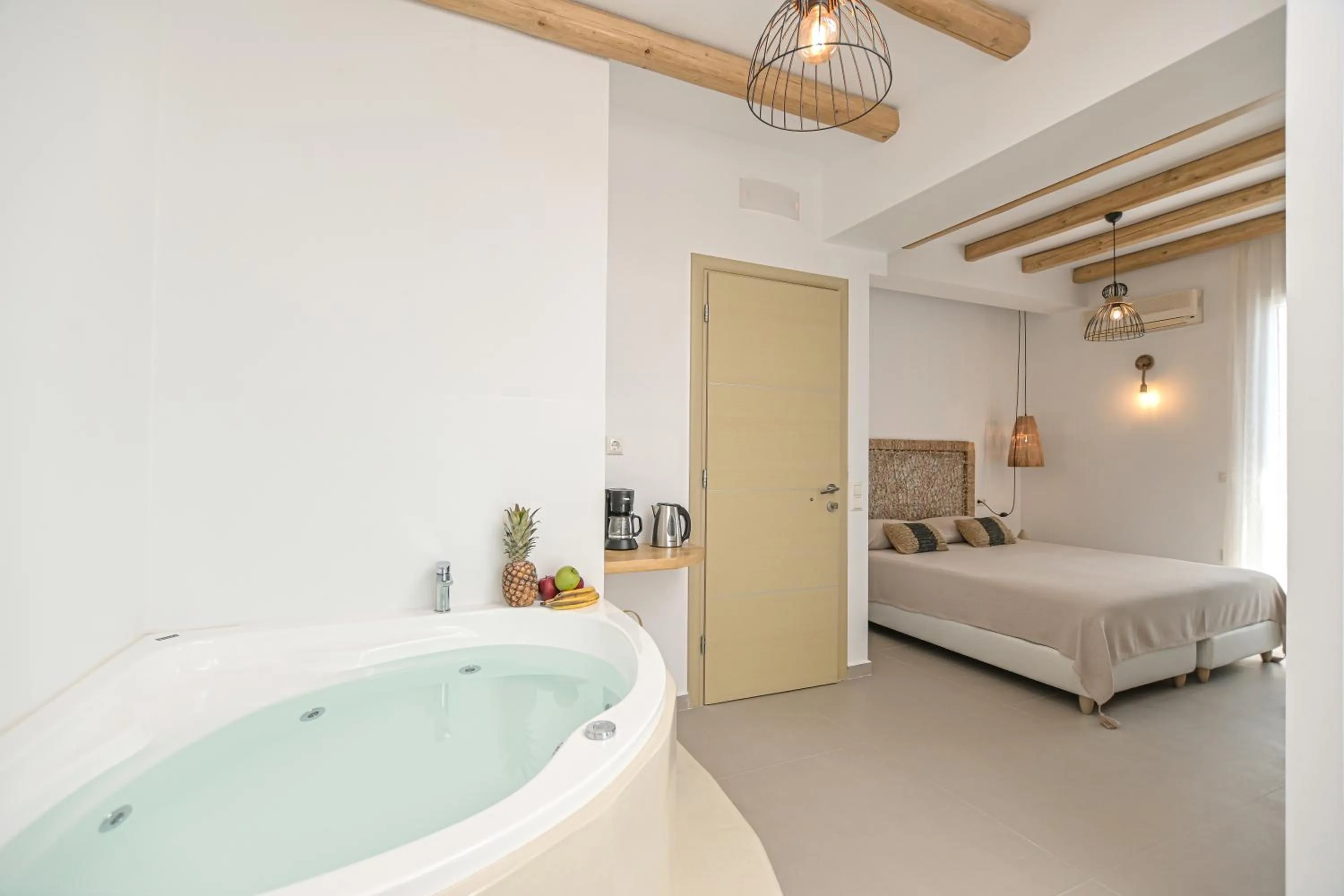 Hot Tub, Bed in Naxos Blue Sky