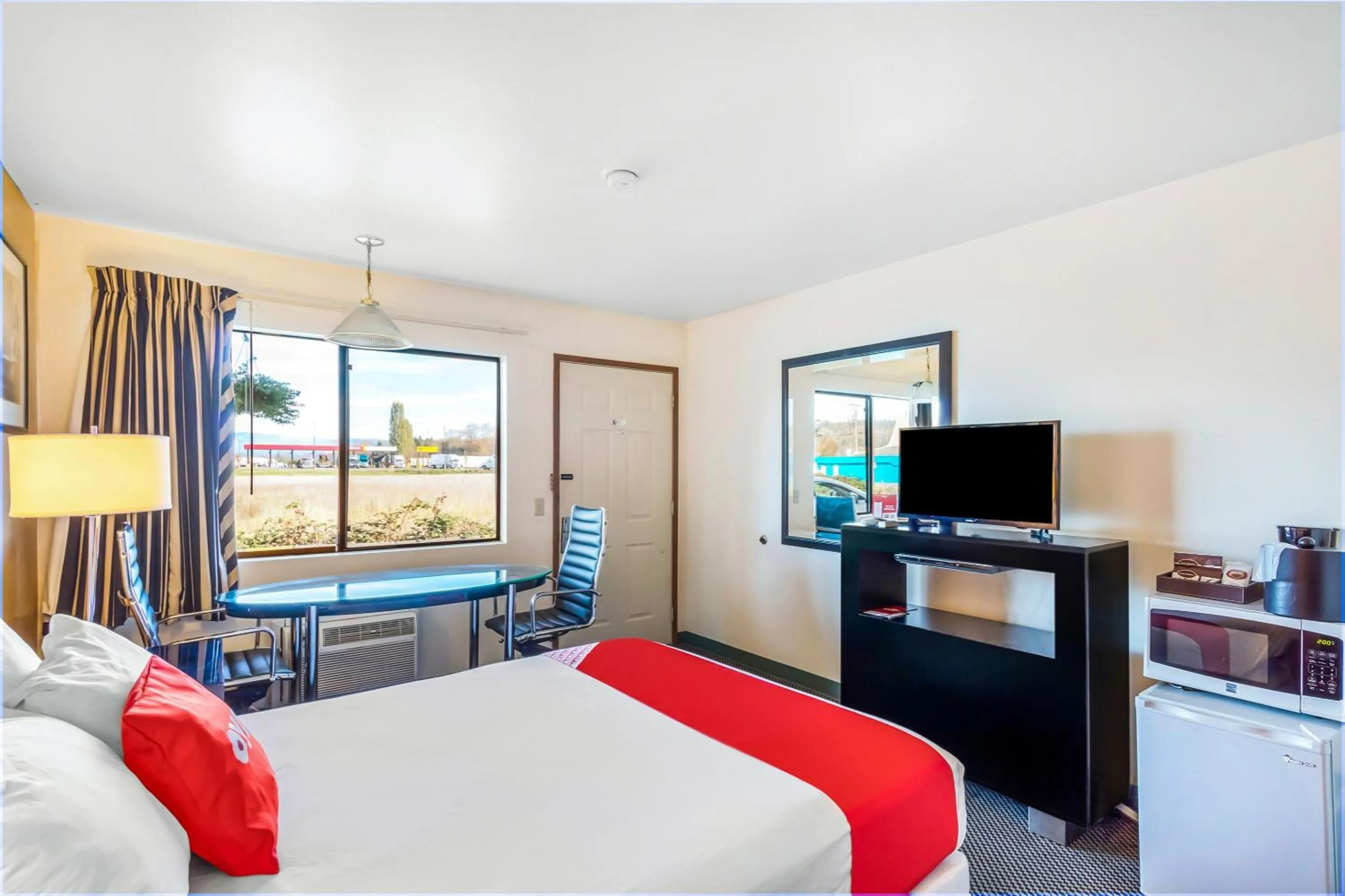 Bedroom, Bed in Arlington Motor Inn