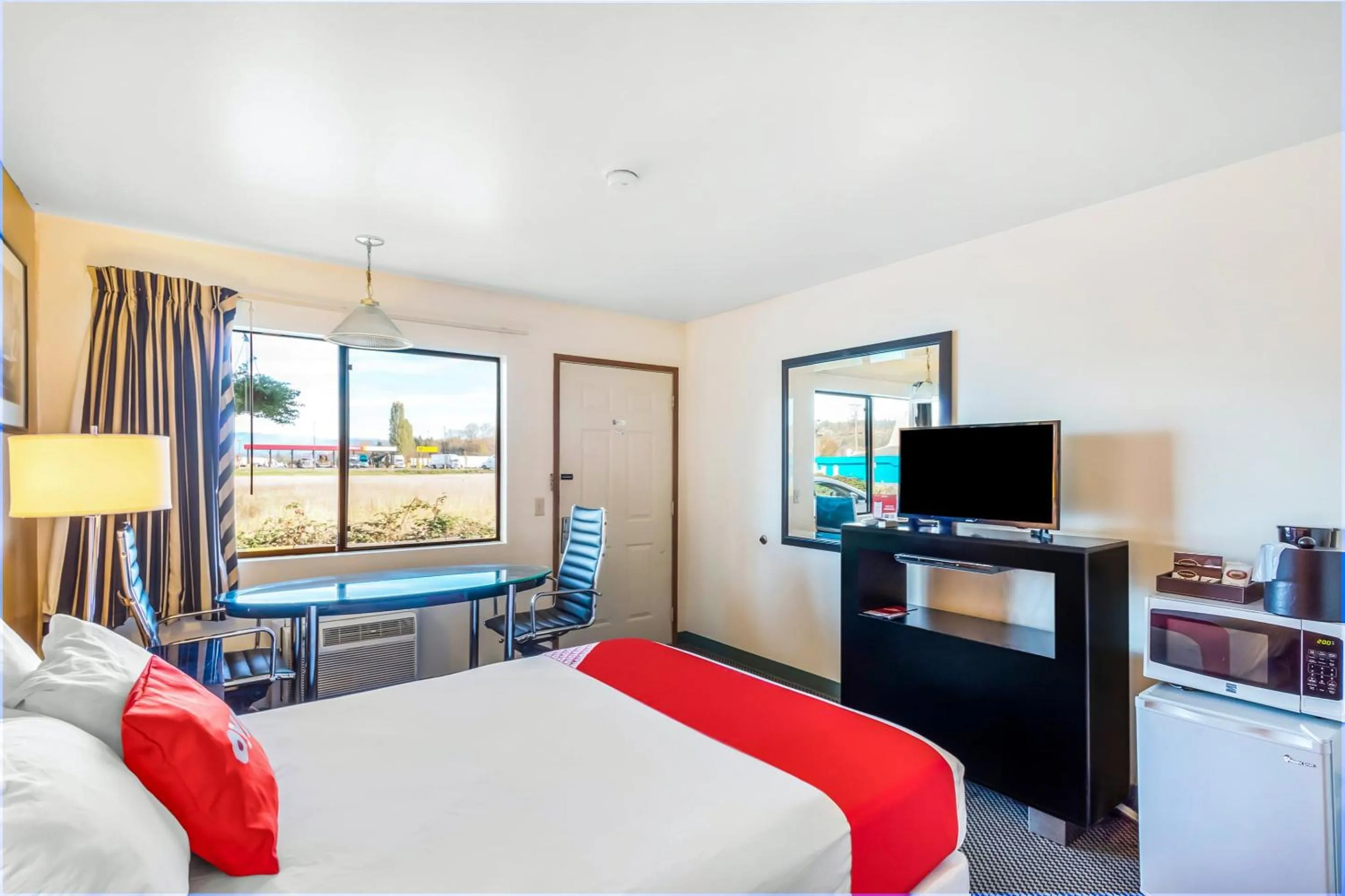 Bedroom, Bed in Arlington Motor Inn