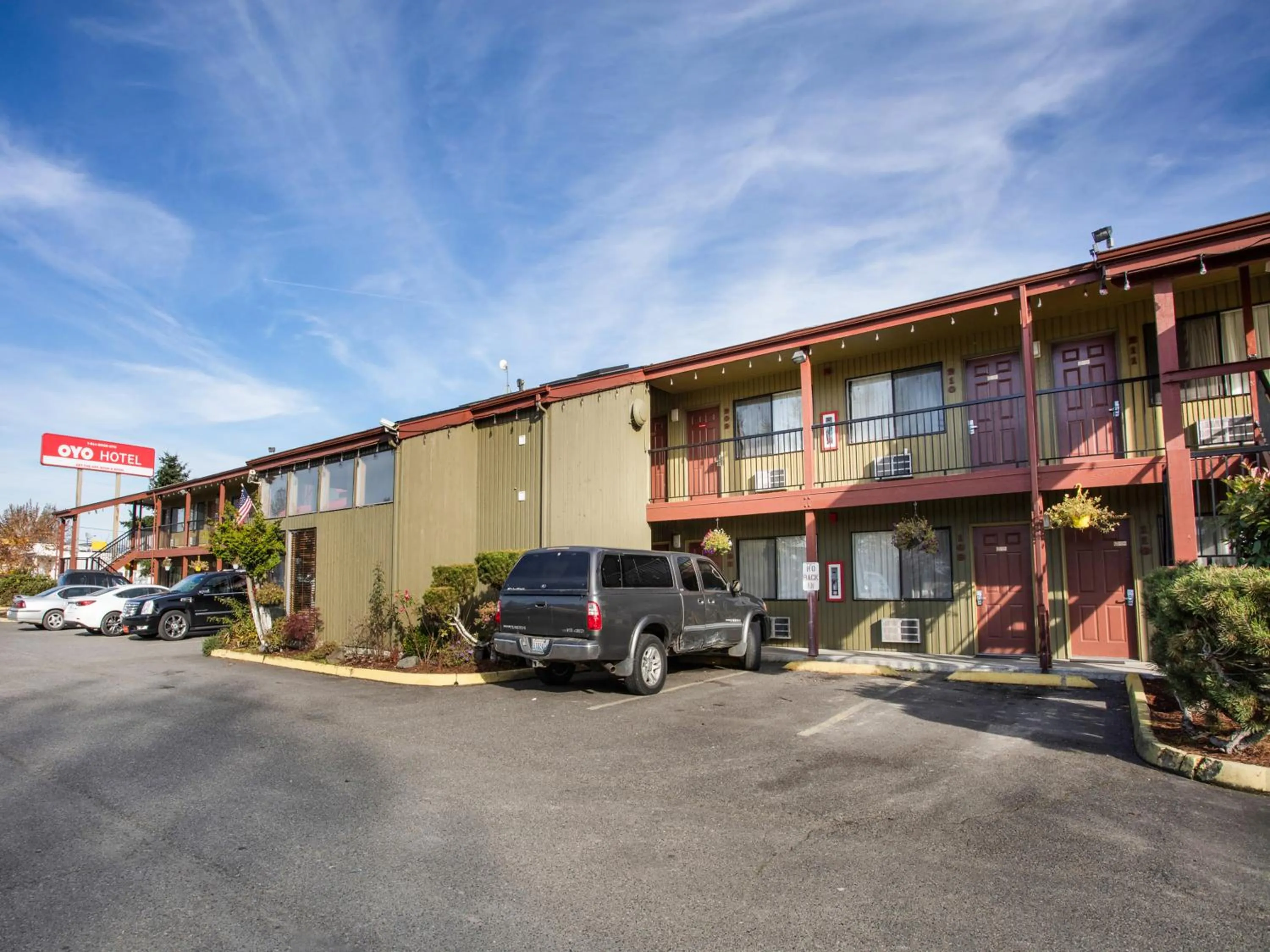 Property building in Arlington Motor Inn