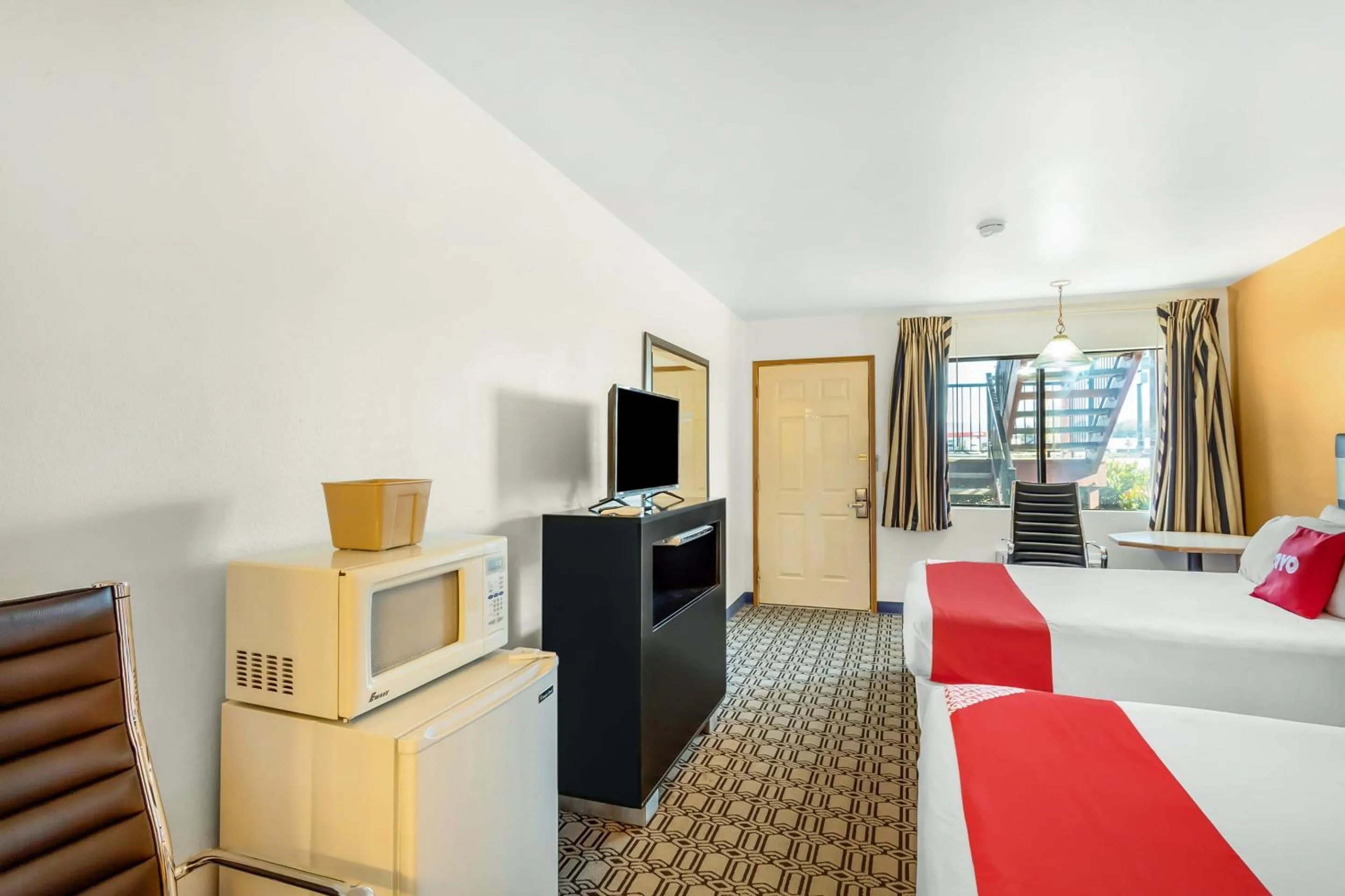 Bedroom, Bed in Arlington Motor Inn