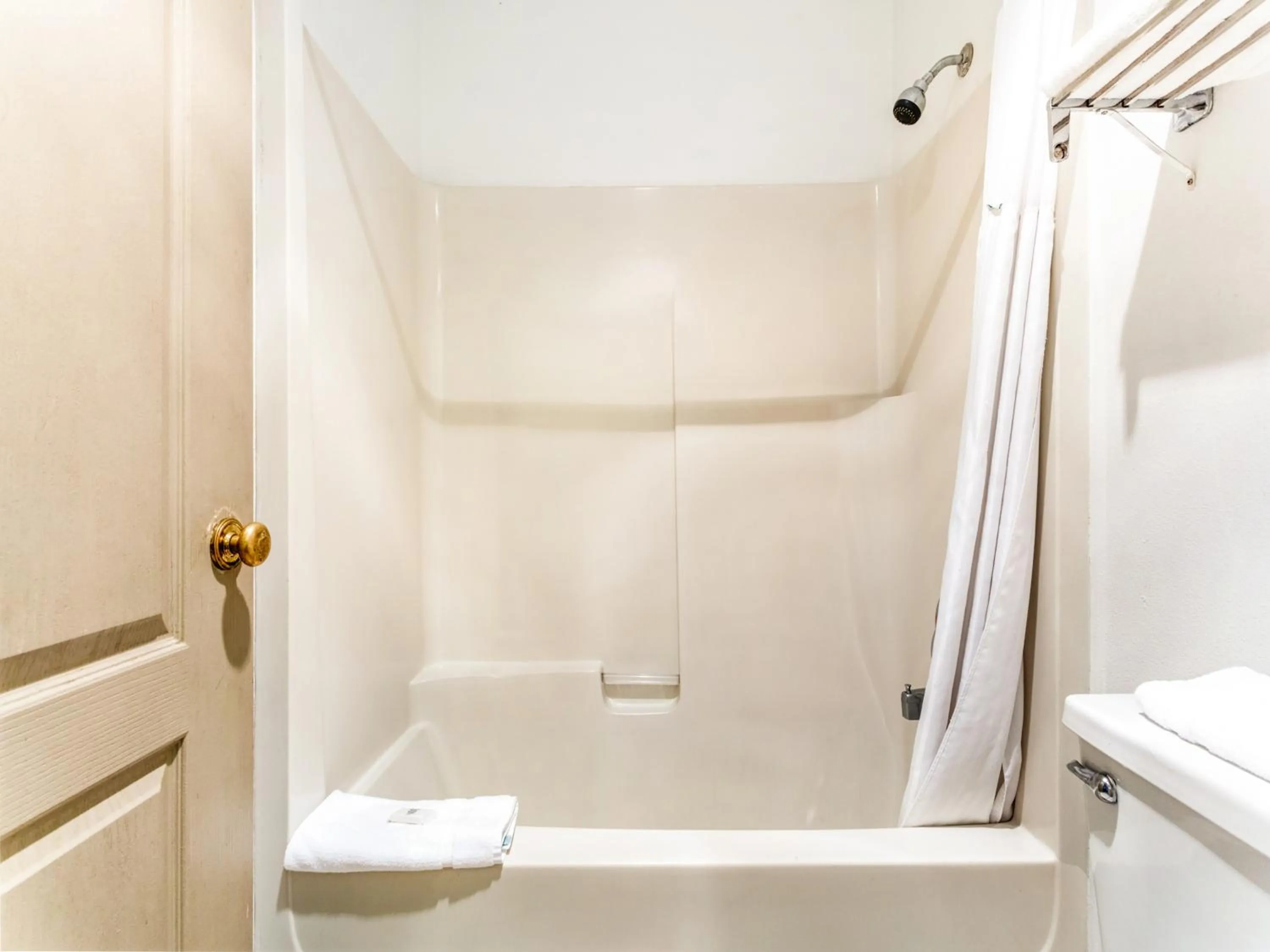 Bath in Arlington Motor Inn