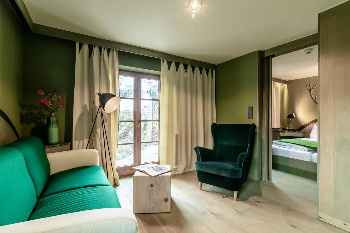 Living room, Bed in Hotel Jagdschloss Resort