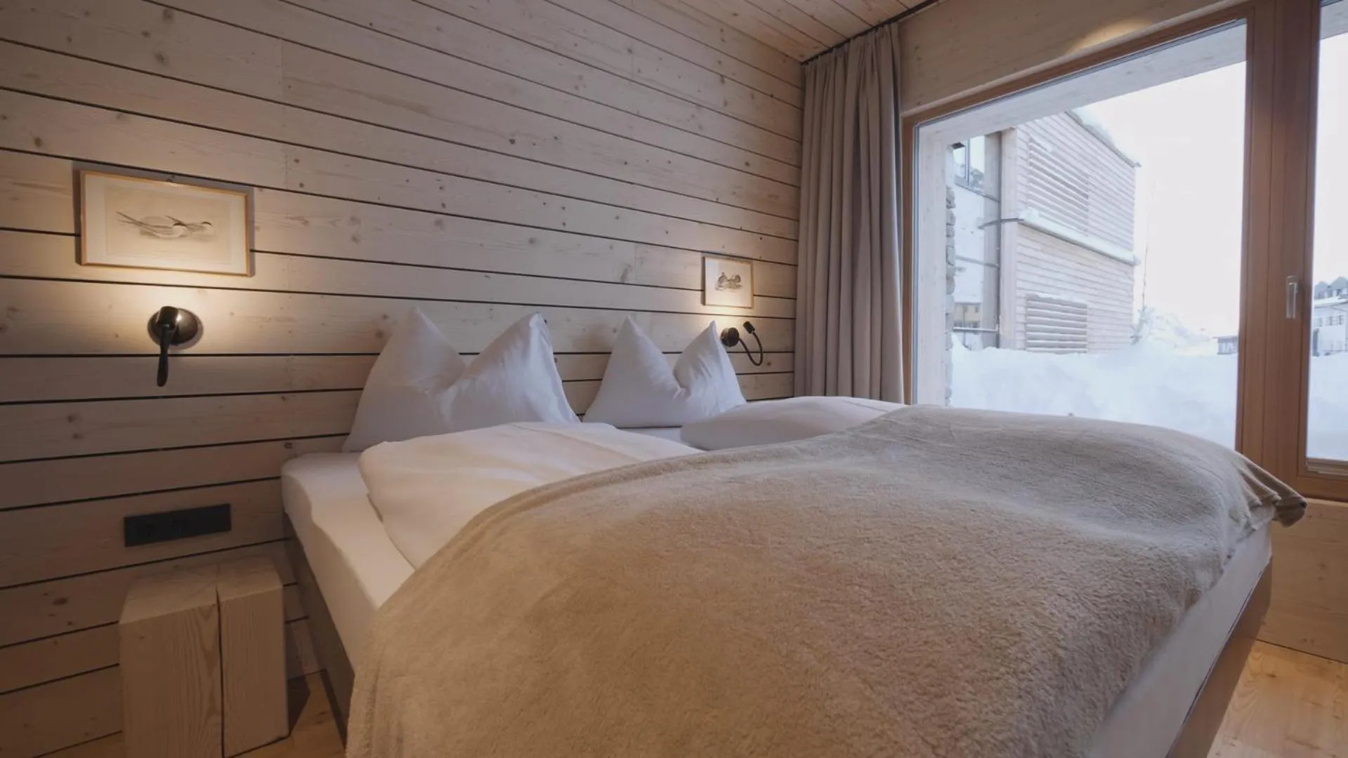 Photo of the whole room, Bed in Hotel Jagdschloss Resort