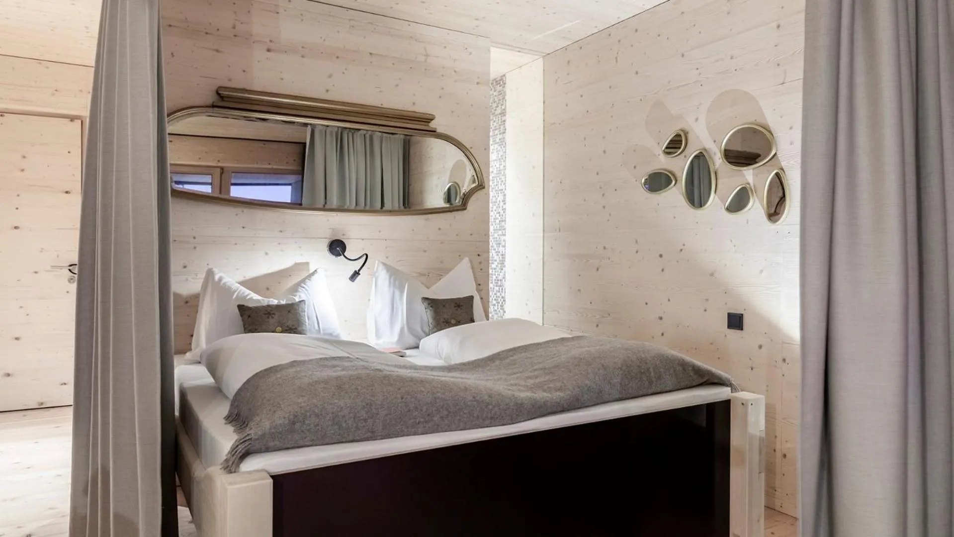 Bedroom, Bed in Hotel Jagdschloss Resort