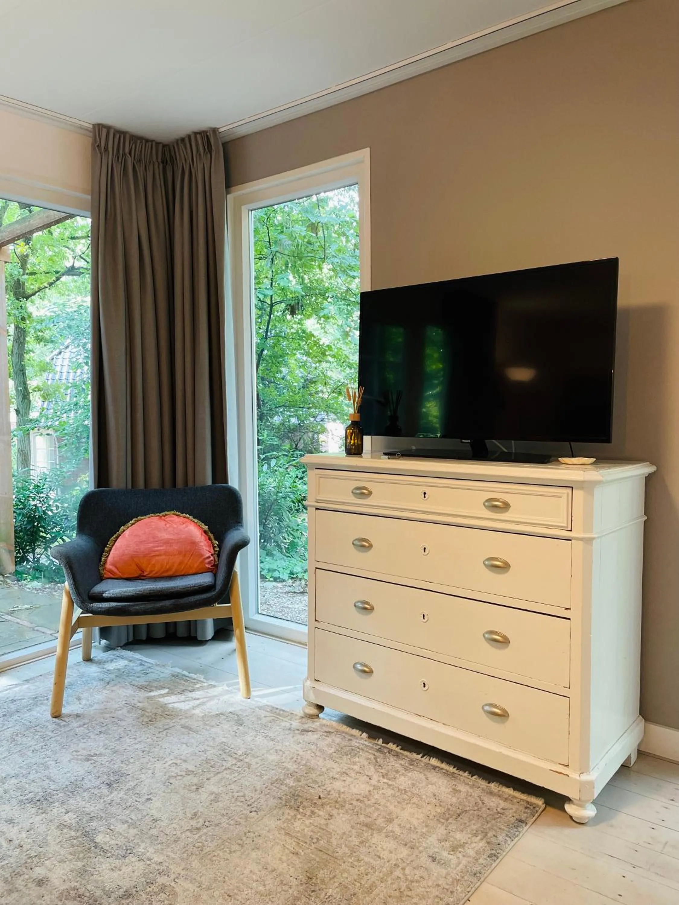 Communal lounge/ TV room in Landgoedhotel Villa Vennendal