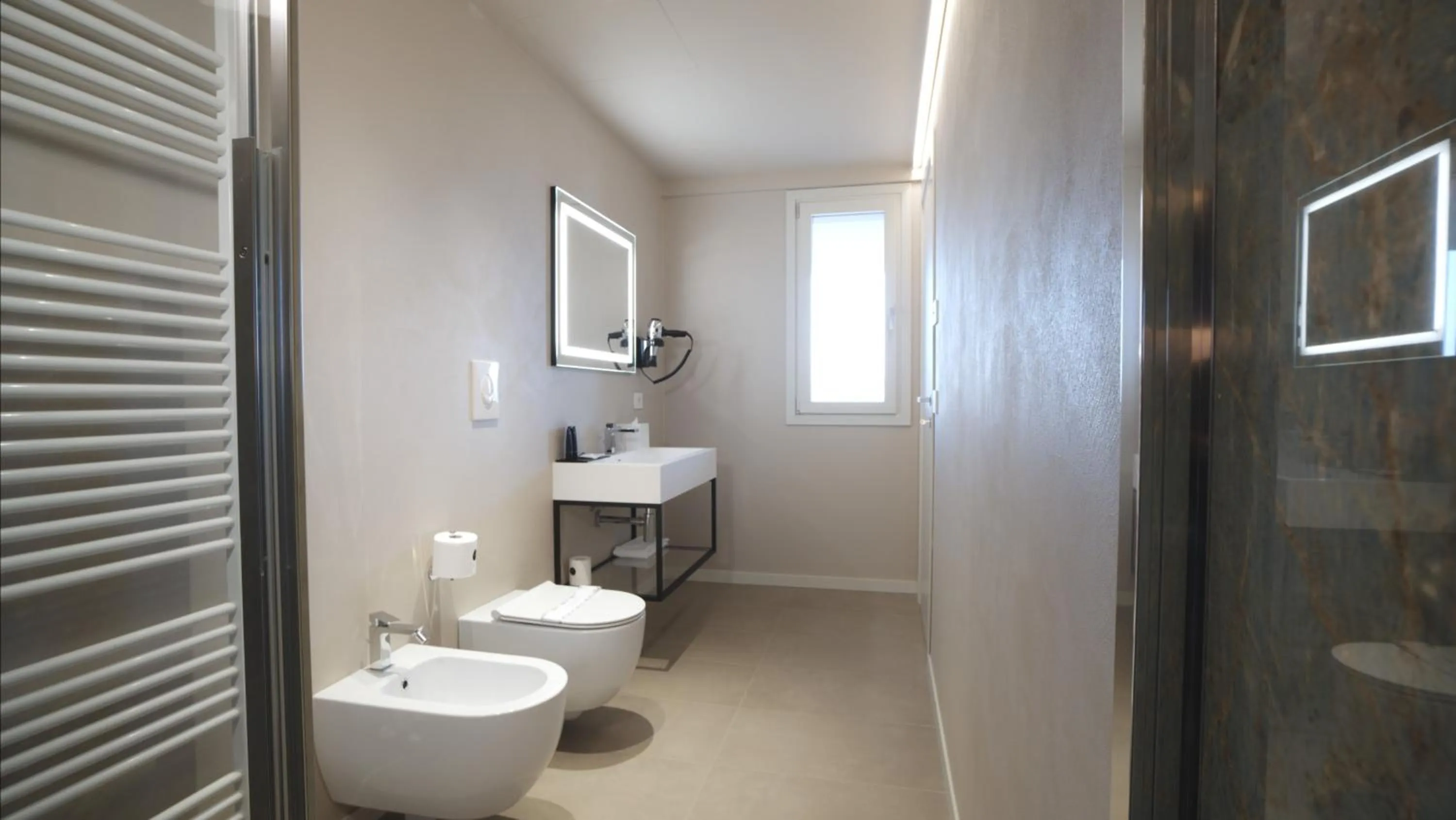 Shower in Hotel Cristal