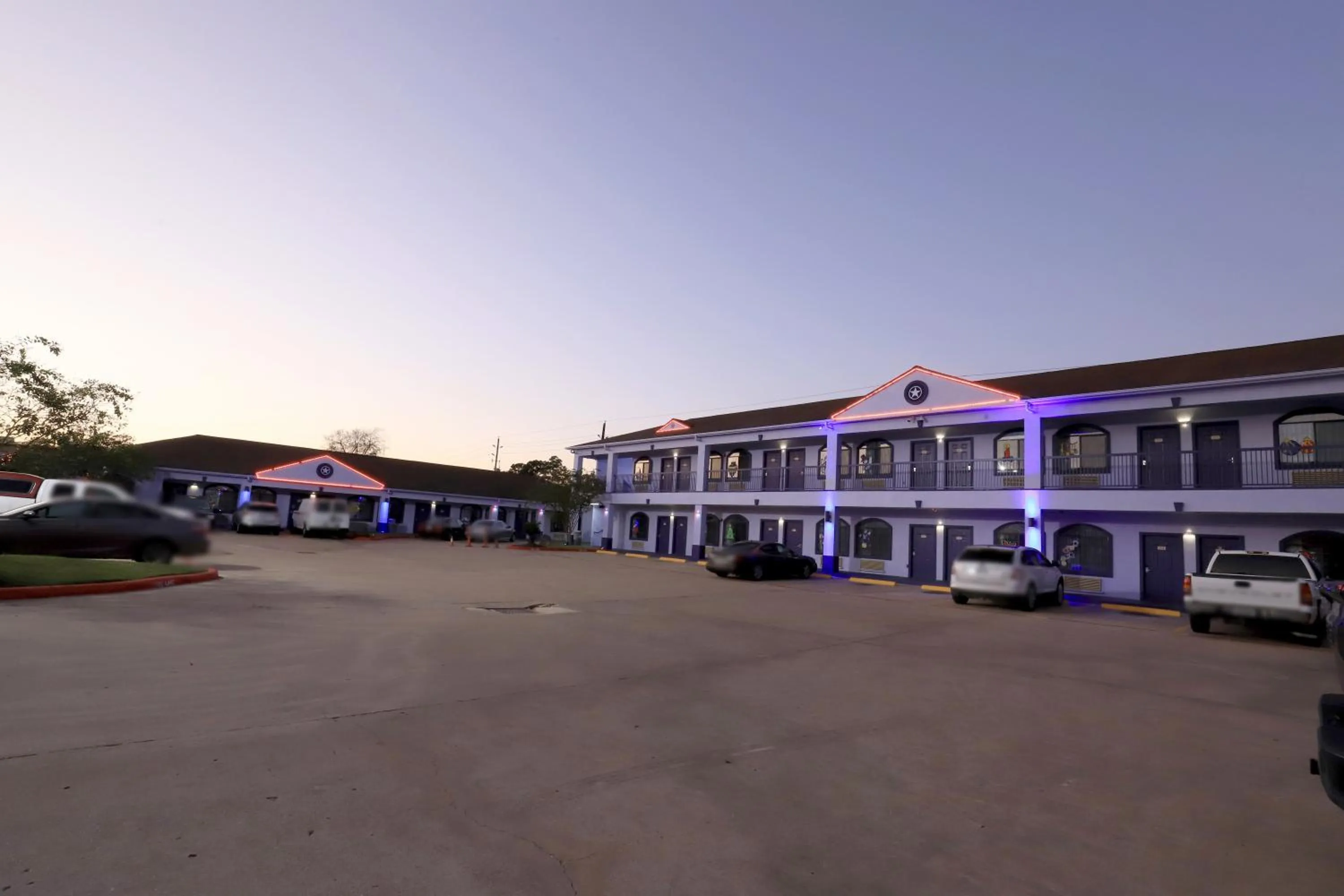 Property Building in Scottish Inn and Suites Houston-Jones Road