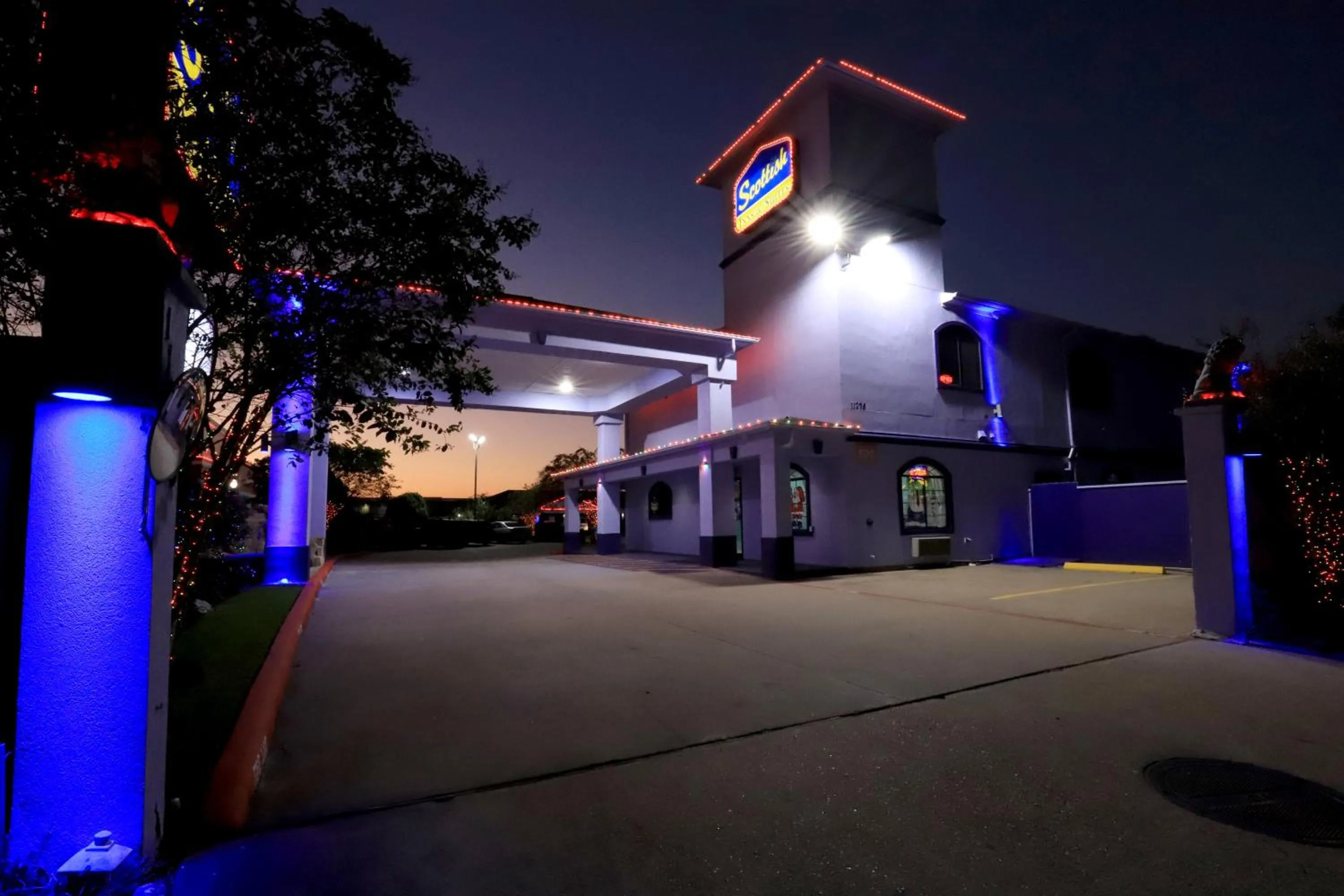 Property Building in Scottish Inn and Suites Houston-Jones Road