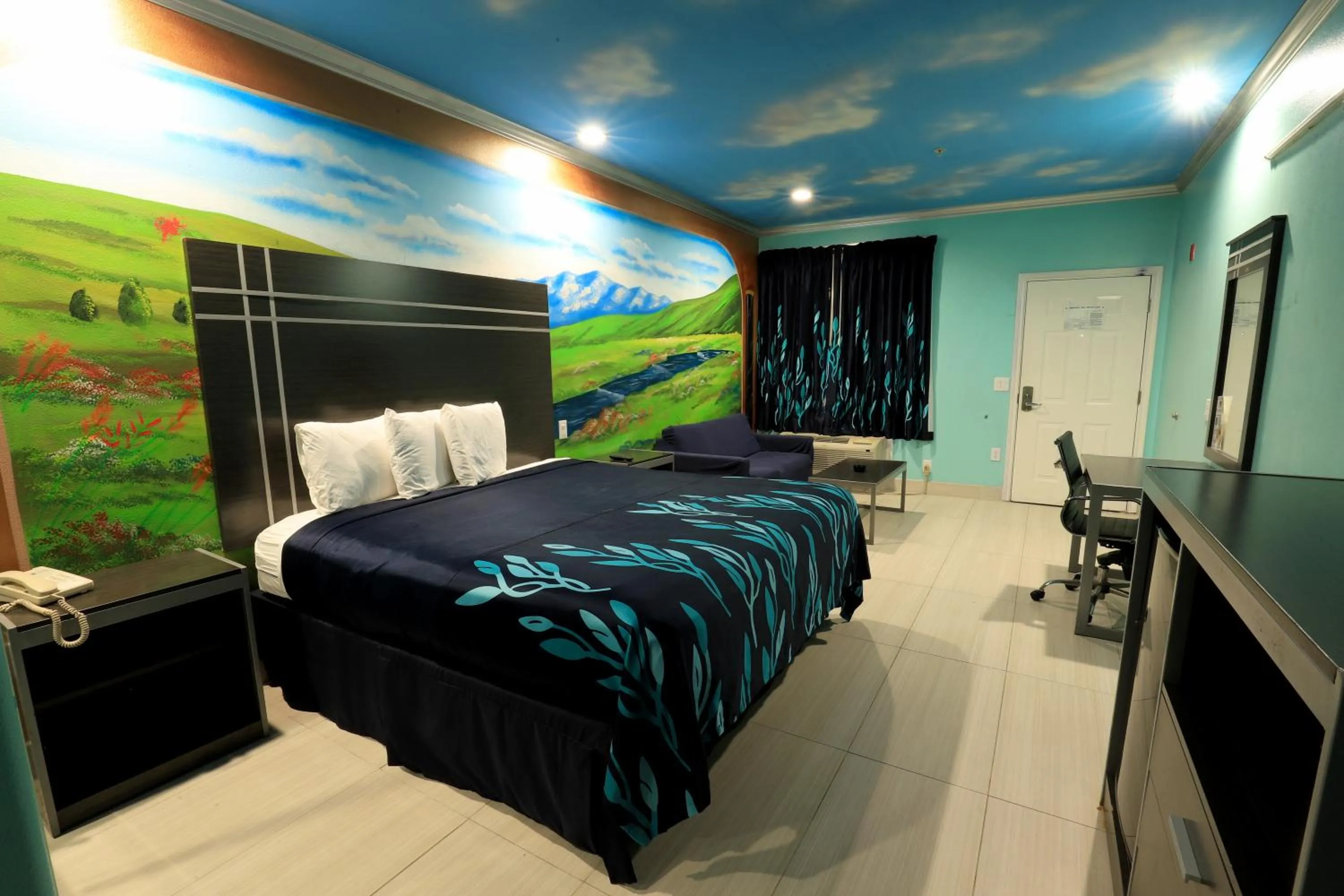 Bed in Scottish Inn and Suites Houston-Jones Road