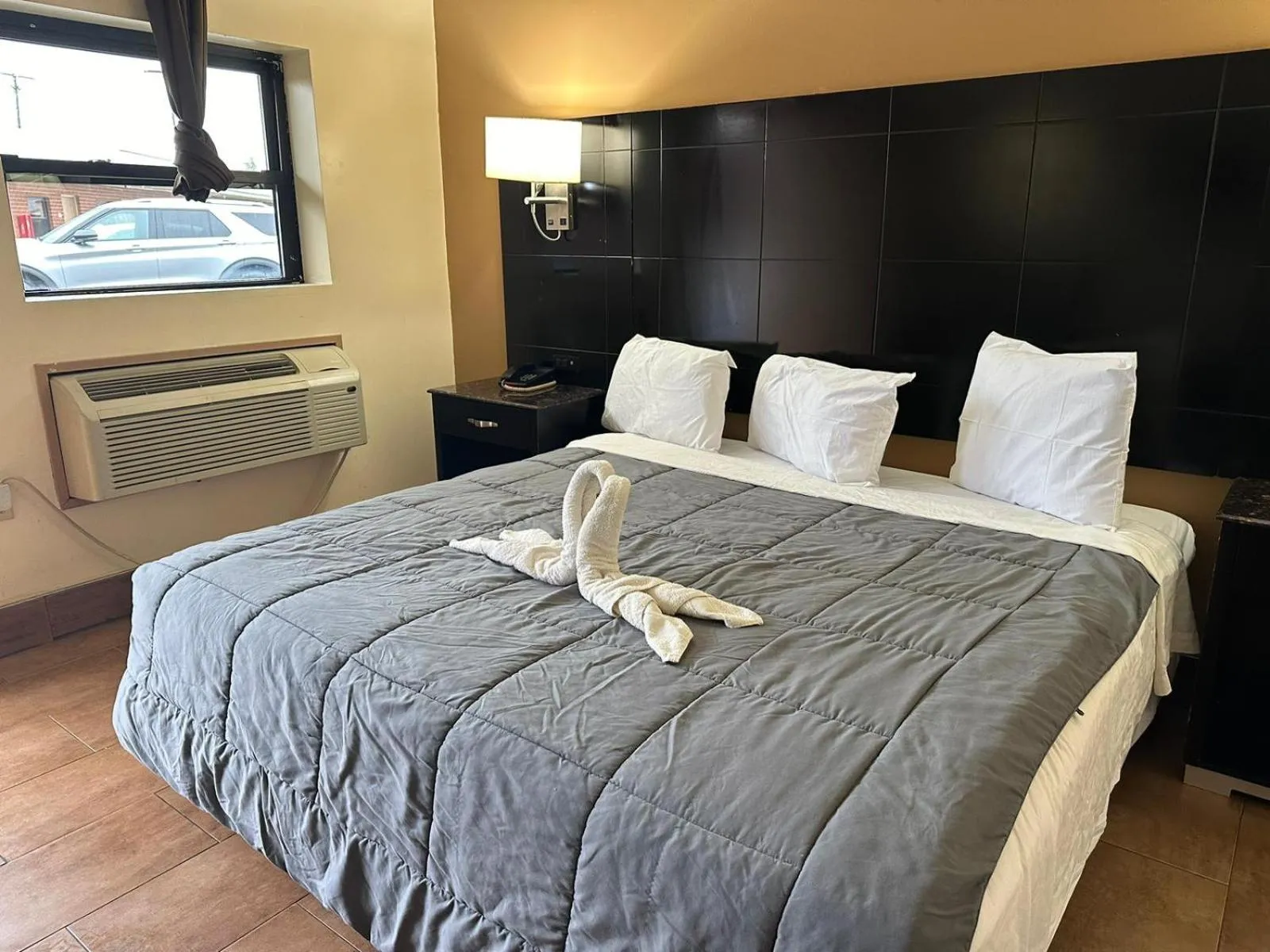 Bed in Circle Motor Lodge