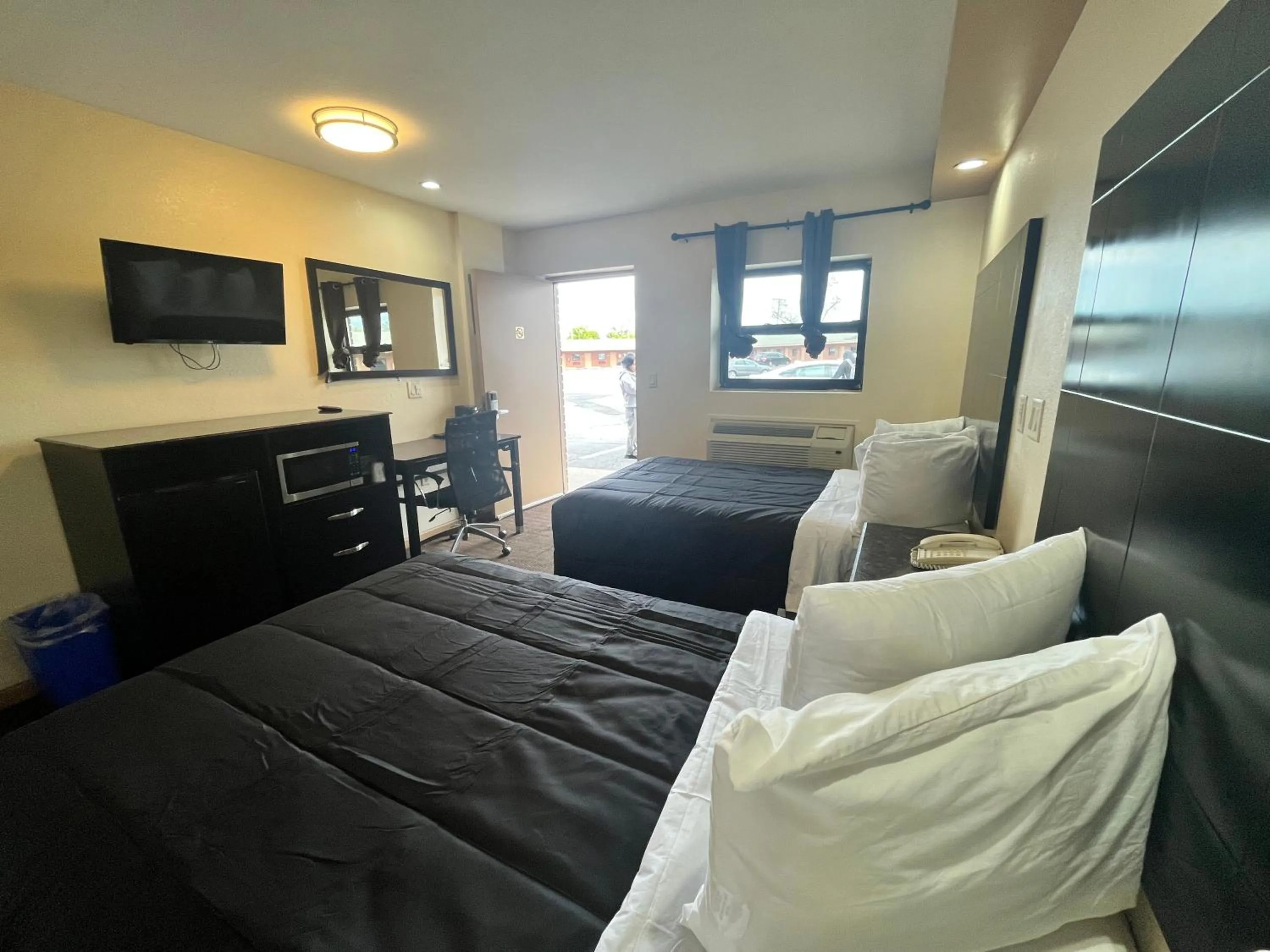 Bed in Circle Motor Lodge