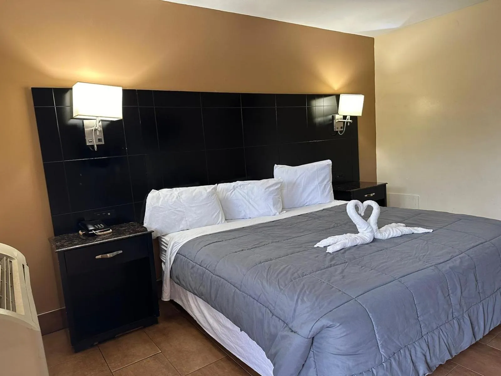 Bed in Circle Motor Lodge