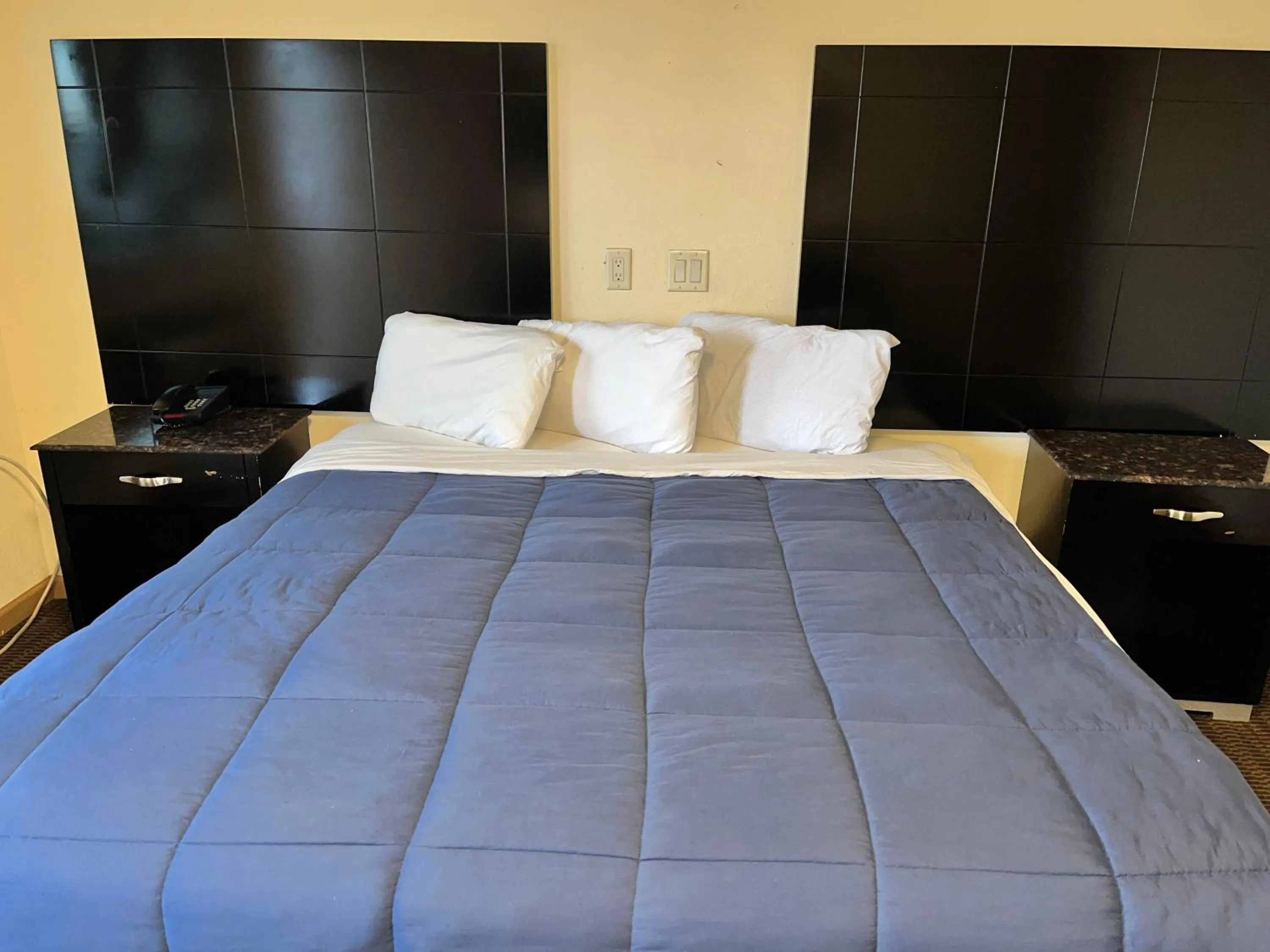 Bed in Circle Motor Lodge