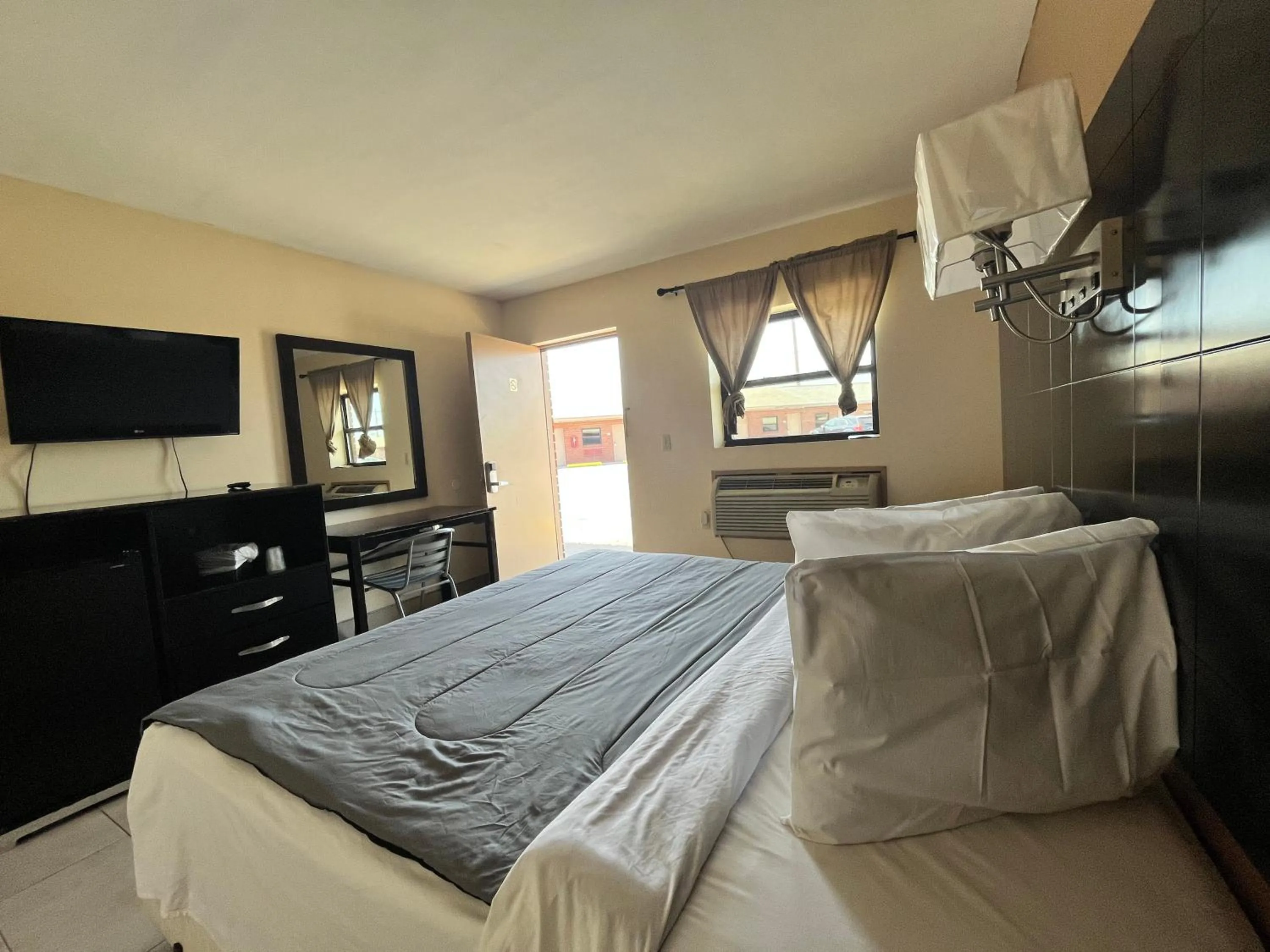 Bedroom, Bed in Circle Motor Lodge