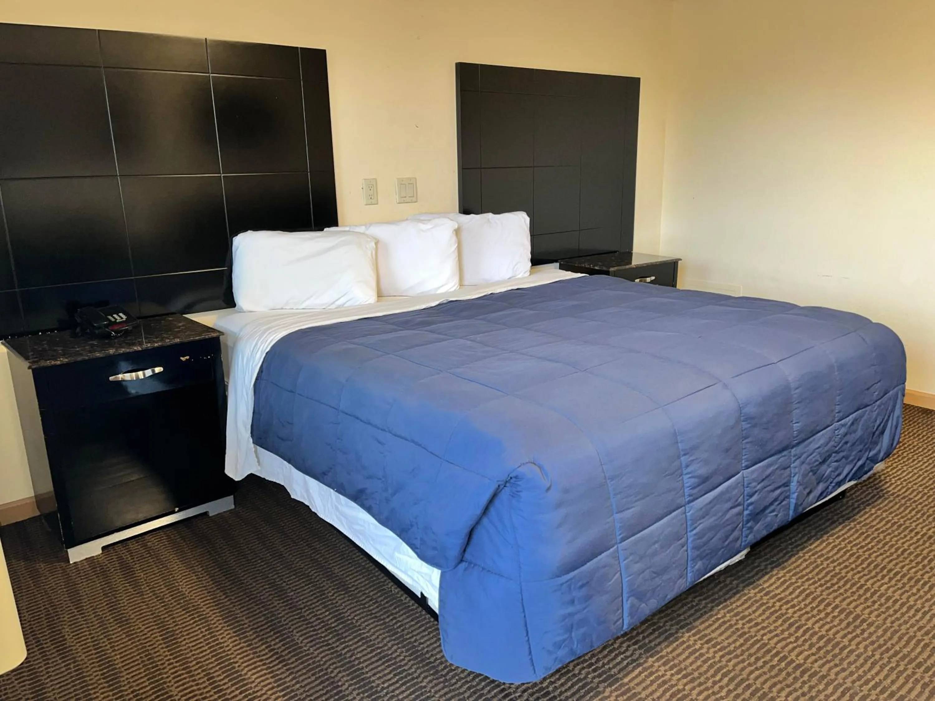 Bed in Circle Motor Lodge