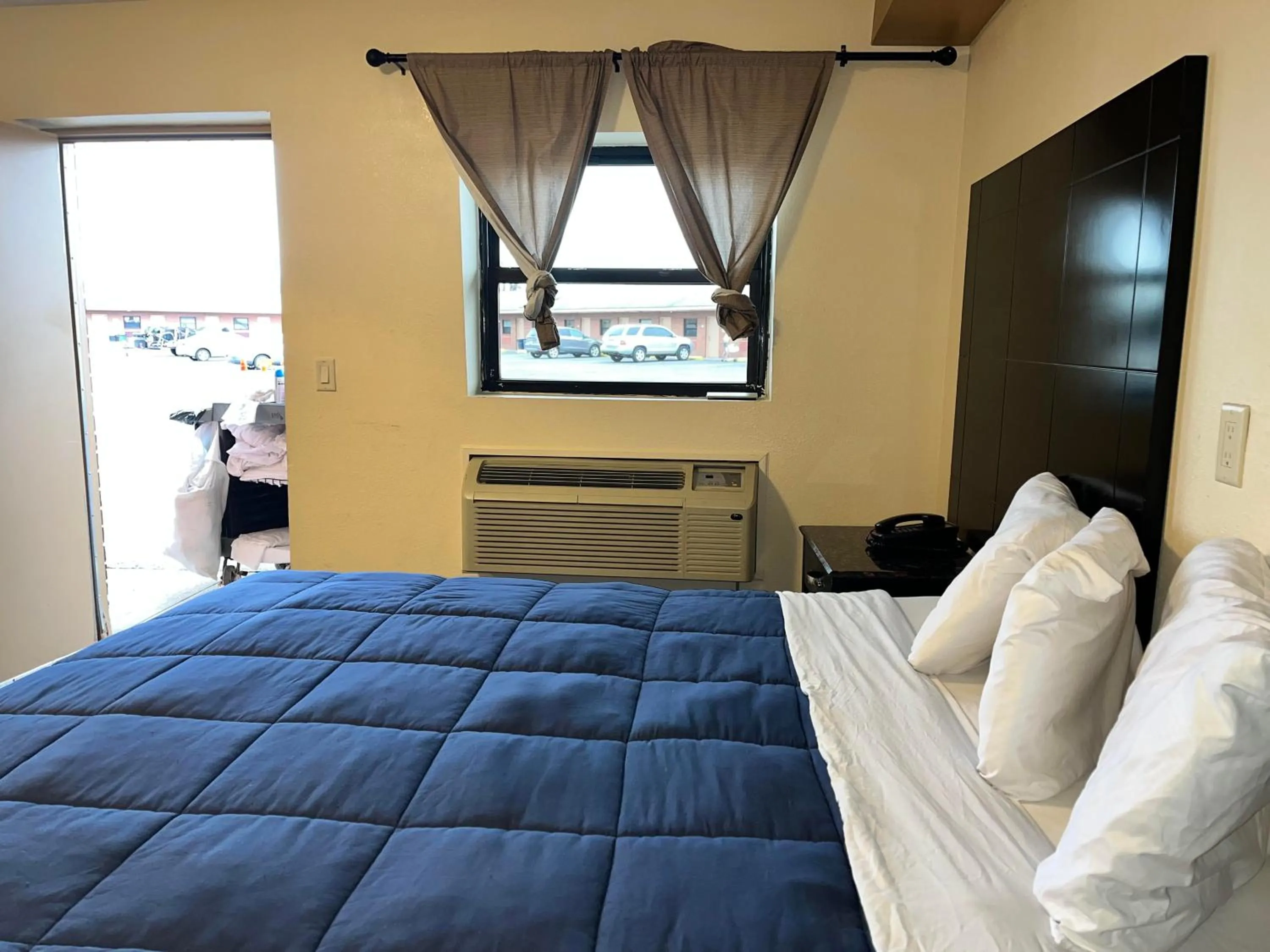 Bedroom, Bed in Circle Motor Lodge