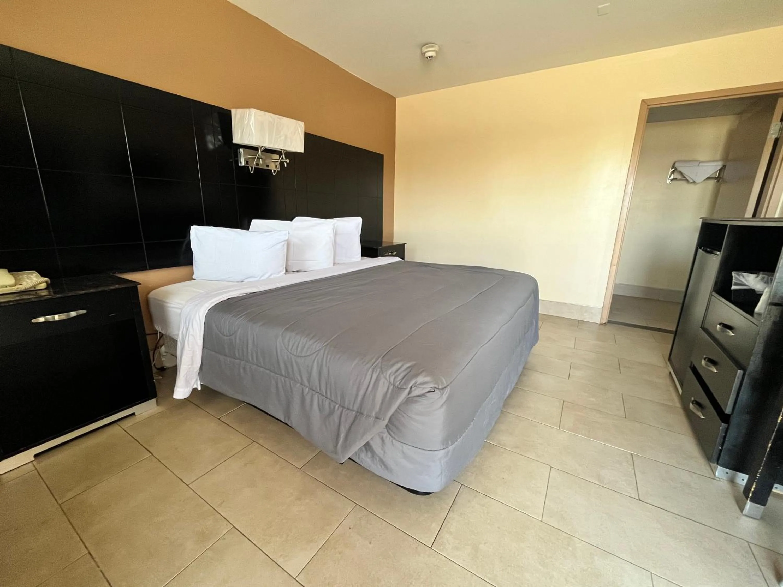 Bed in Circle Motor Lodge