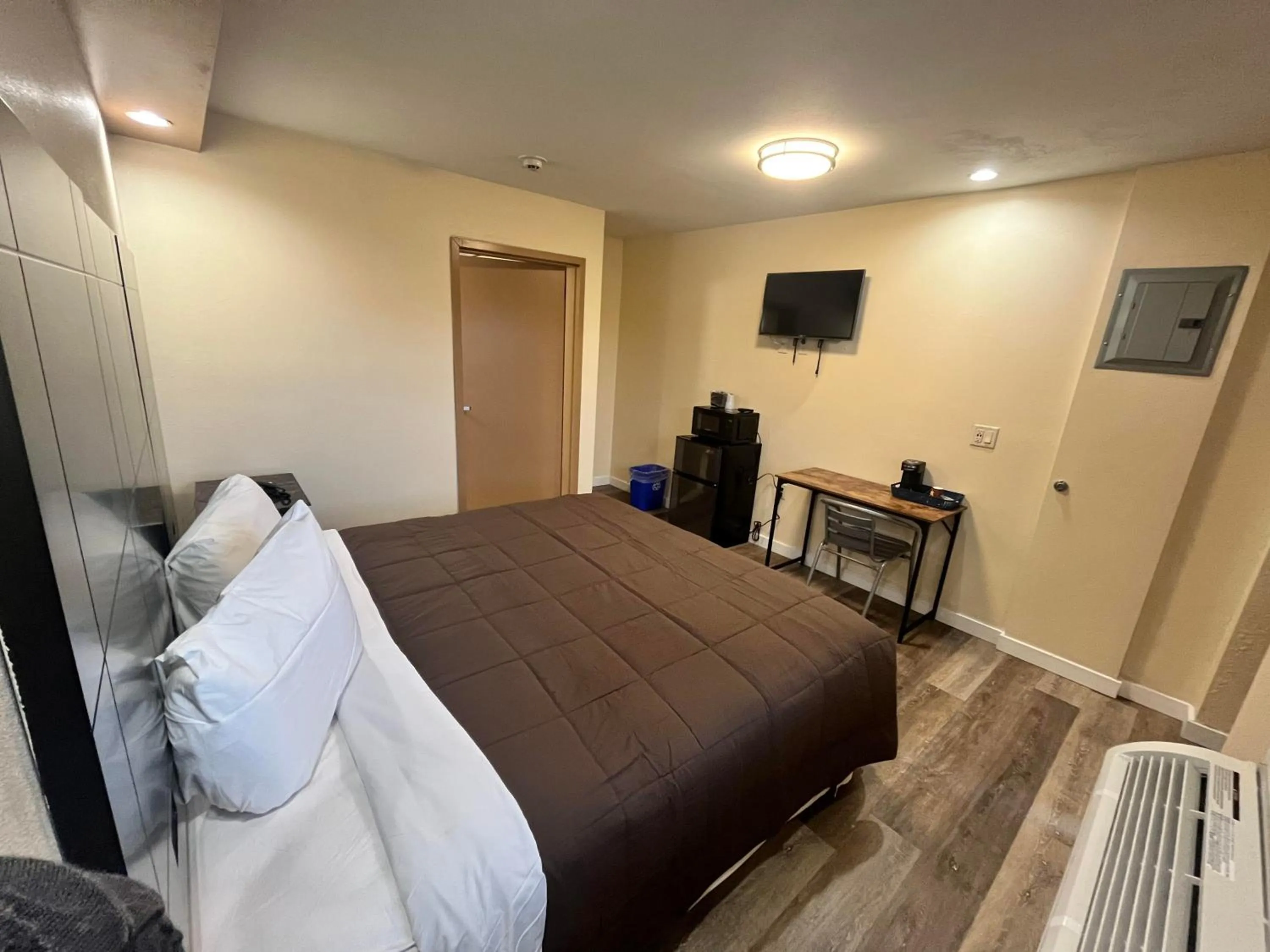 Bed in Circle Motor Lodge