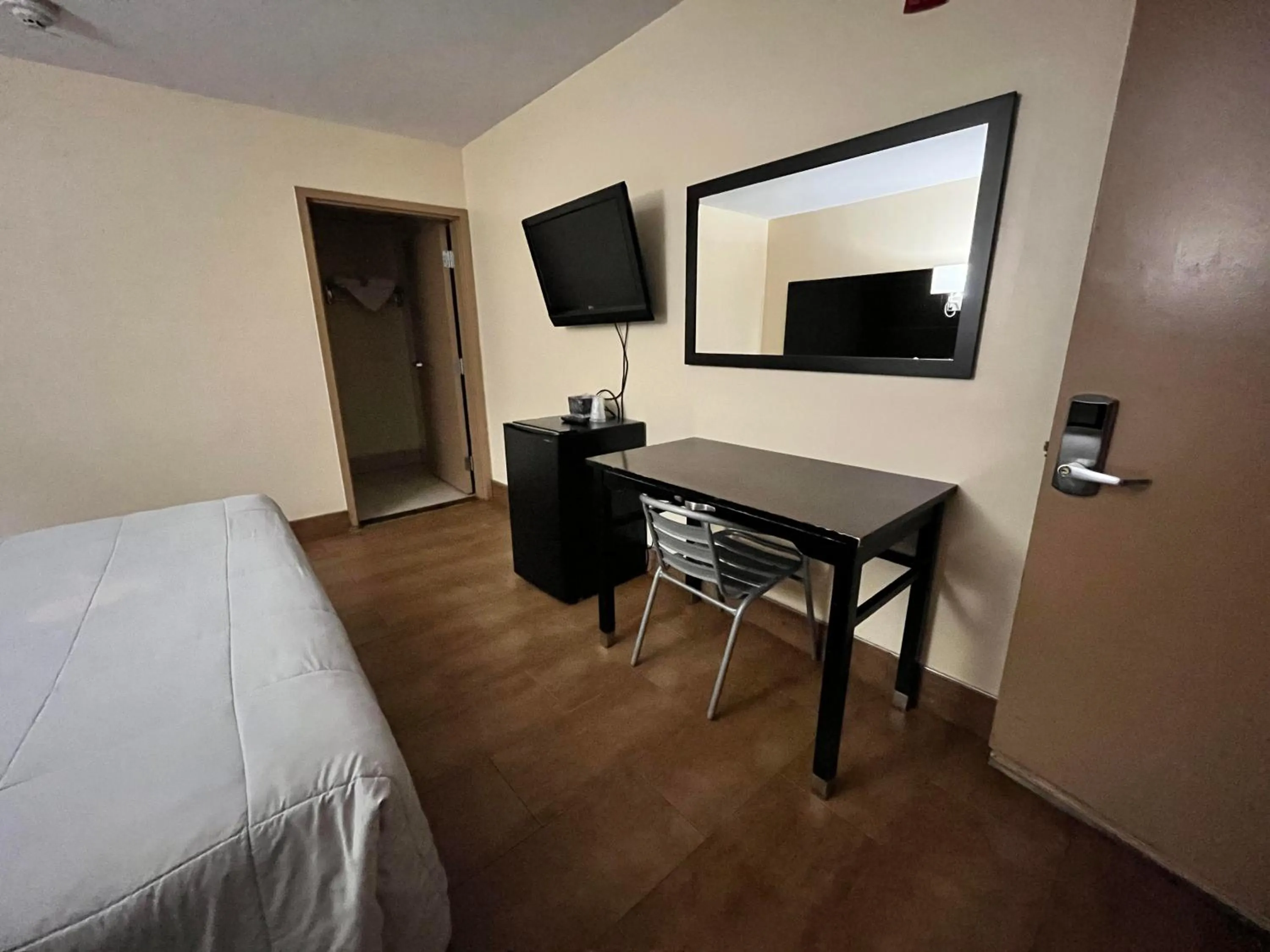 hair dresser, Bed in Circle Motor Lodge