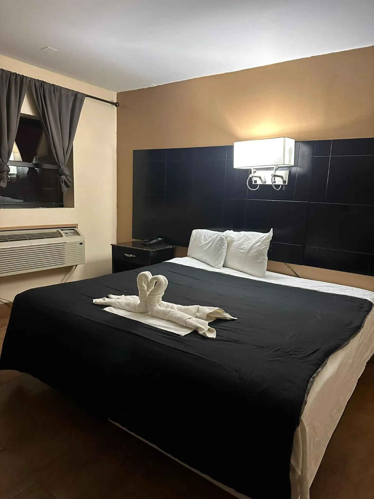 Bed in Circle Motor Lodge