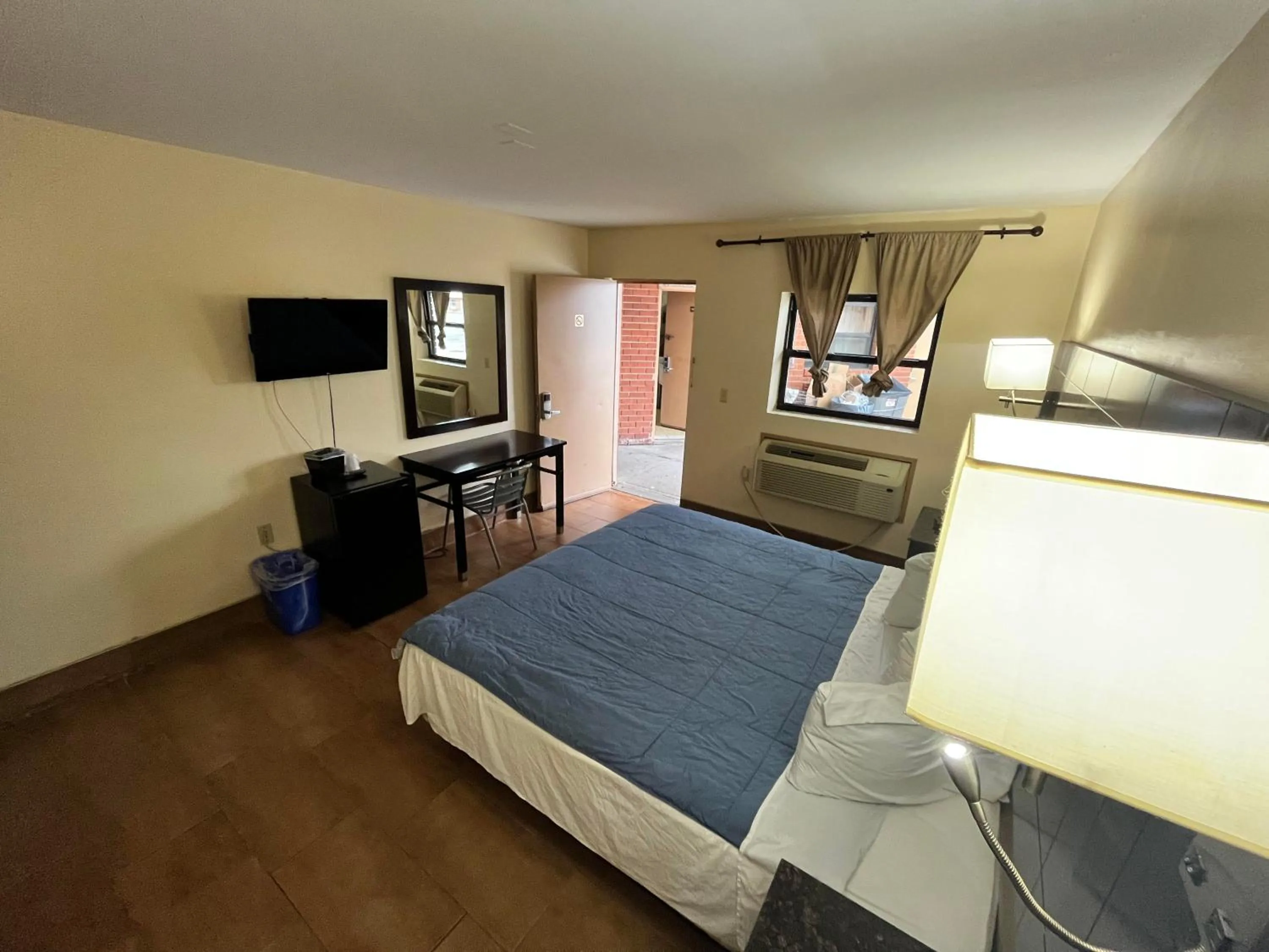 Photo of the whole room, Bed in Circle Motor Lodge