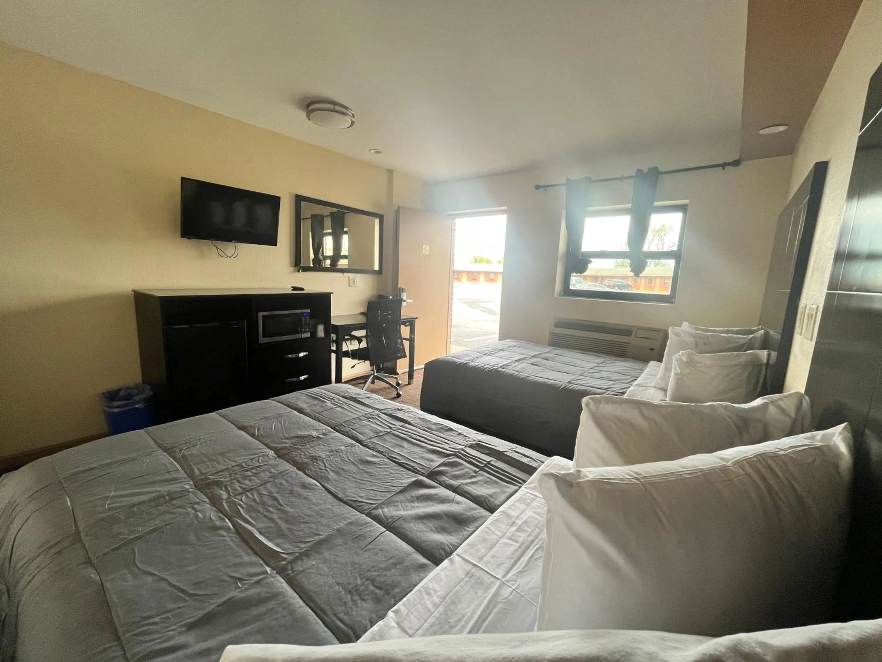 Bed in Circle Motor Lodge