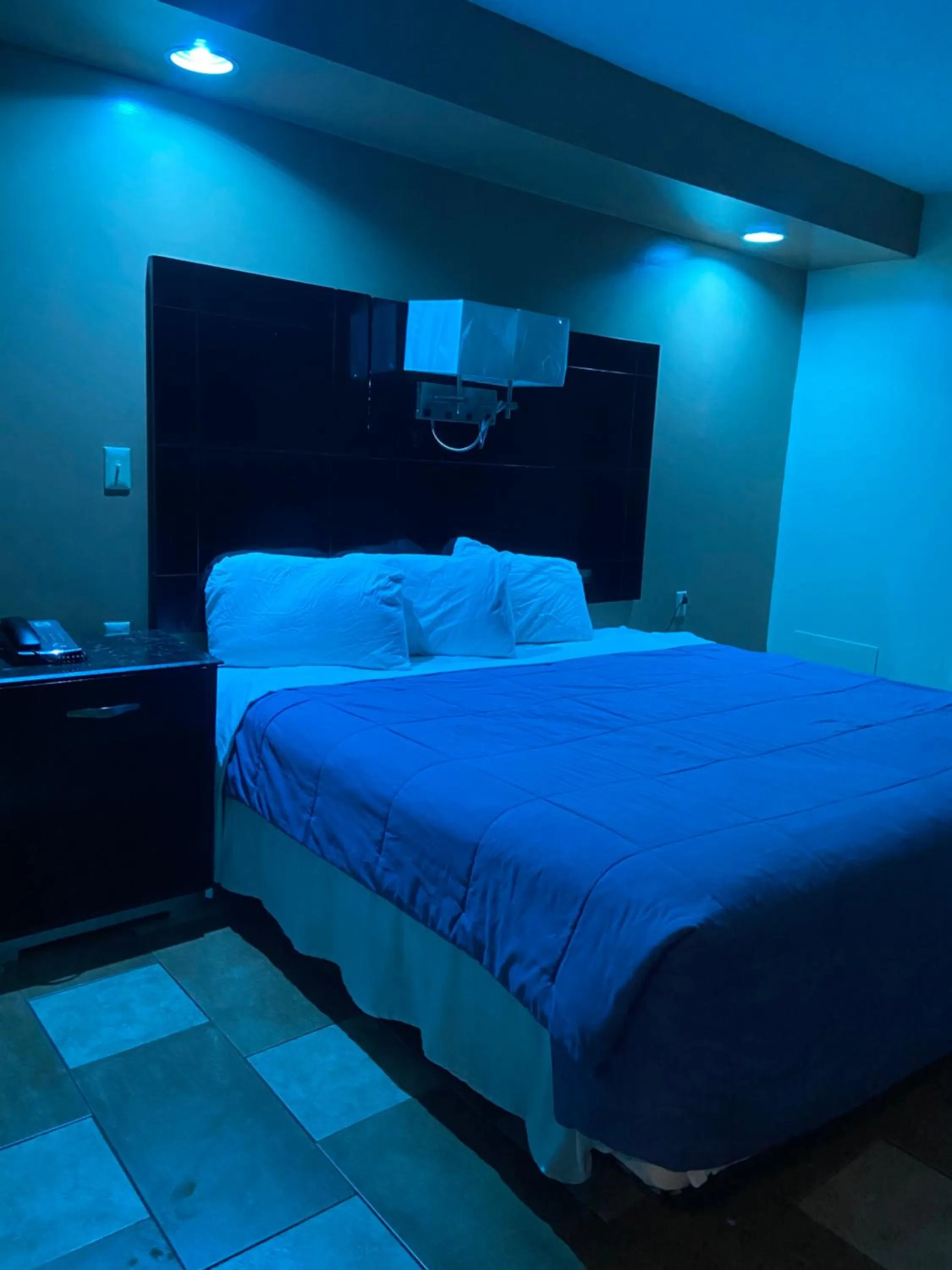 Bedroom, Bed in Circle Motor Lodge