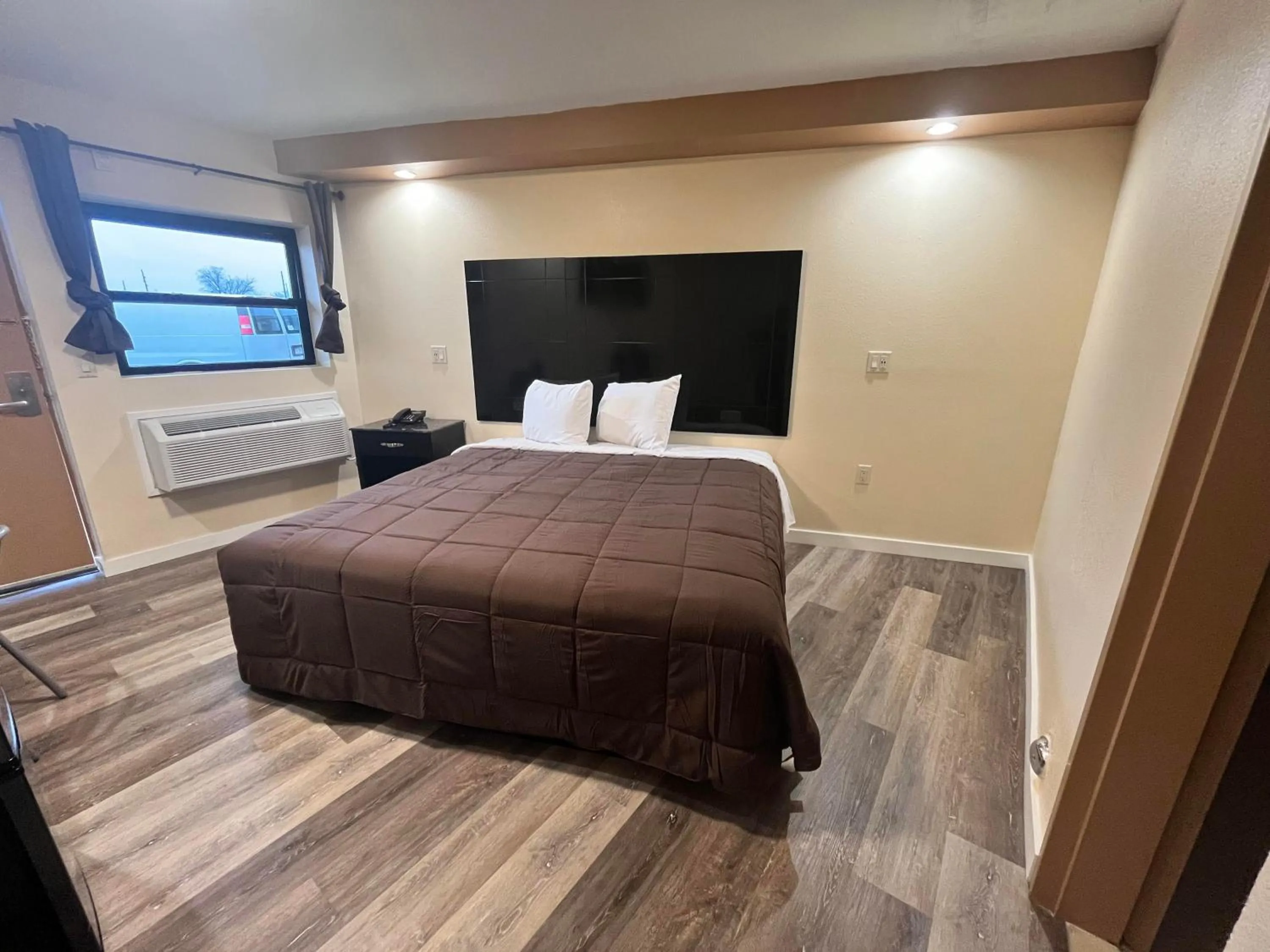 Bed in Circle Motor Lodge