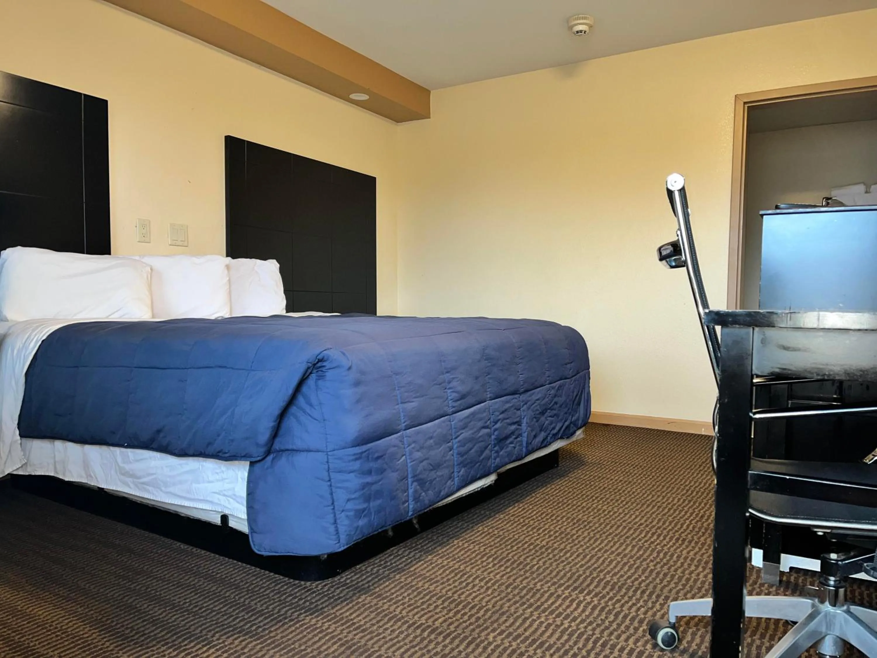 Bedroom, Bed in Circle Motor Lodge